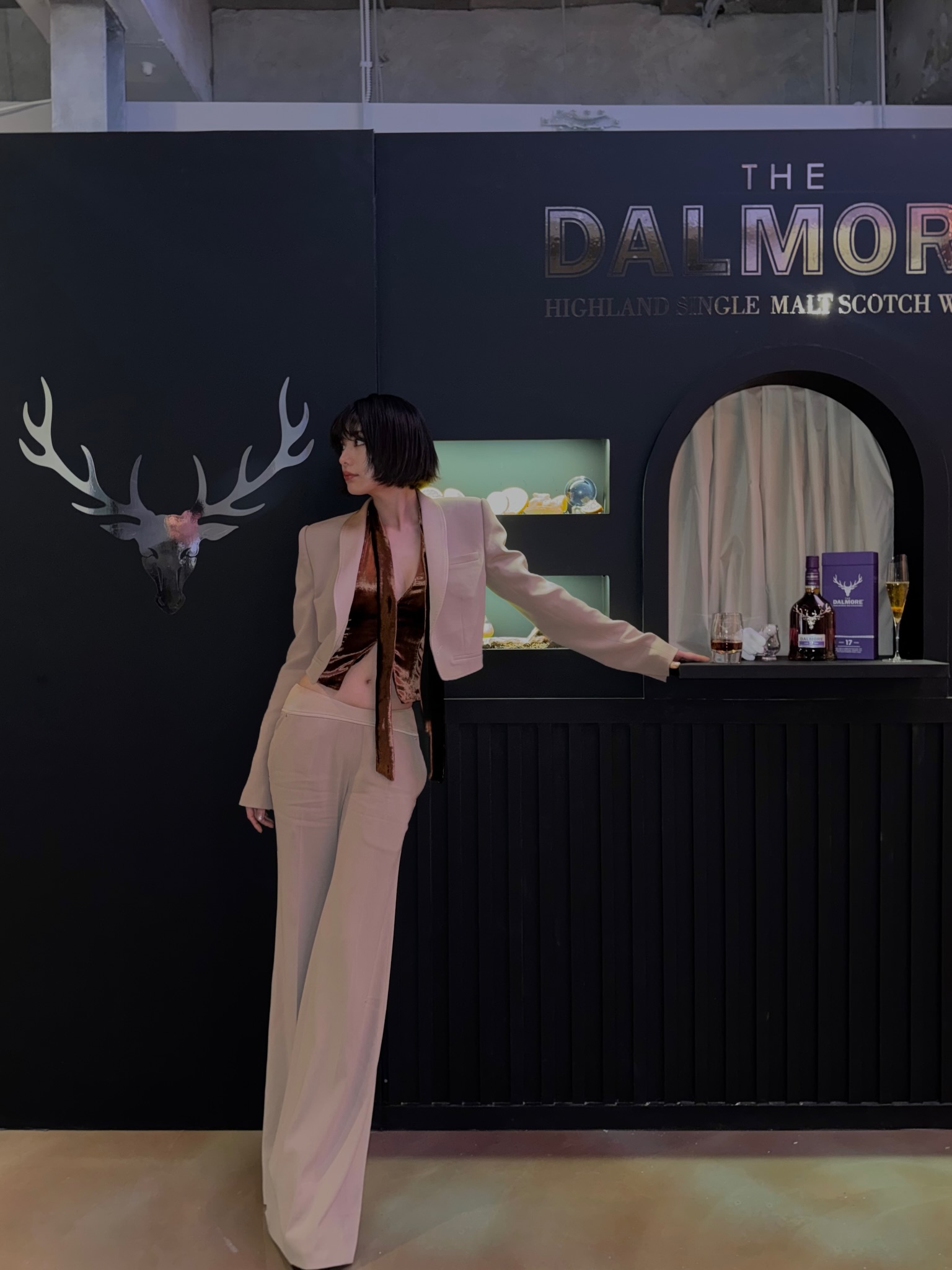 ?? 现代飒爽大女人风教科书 | 裸色短西装+焦糖丝绒背心+高腰阔腿裤，都市大女主，这套必须封神！