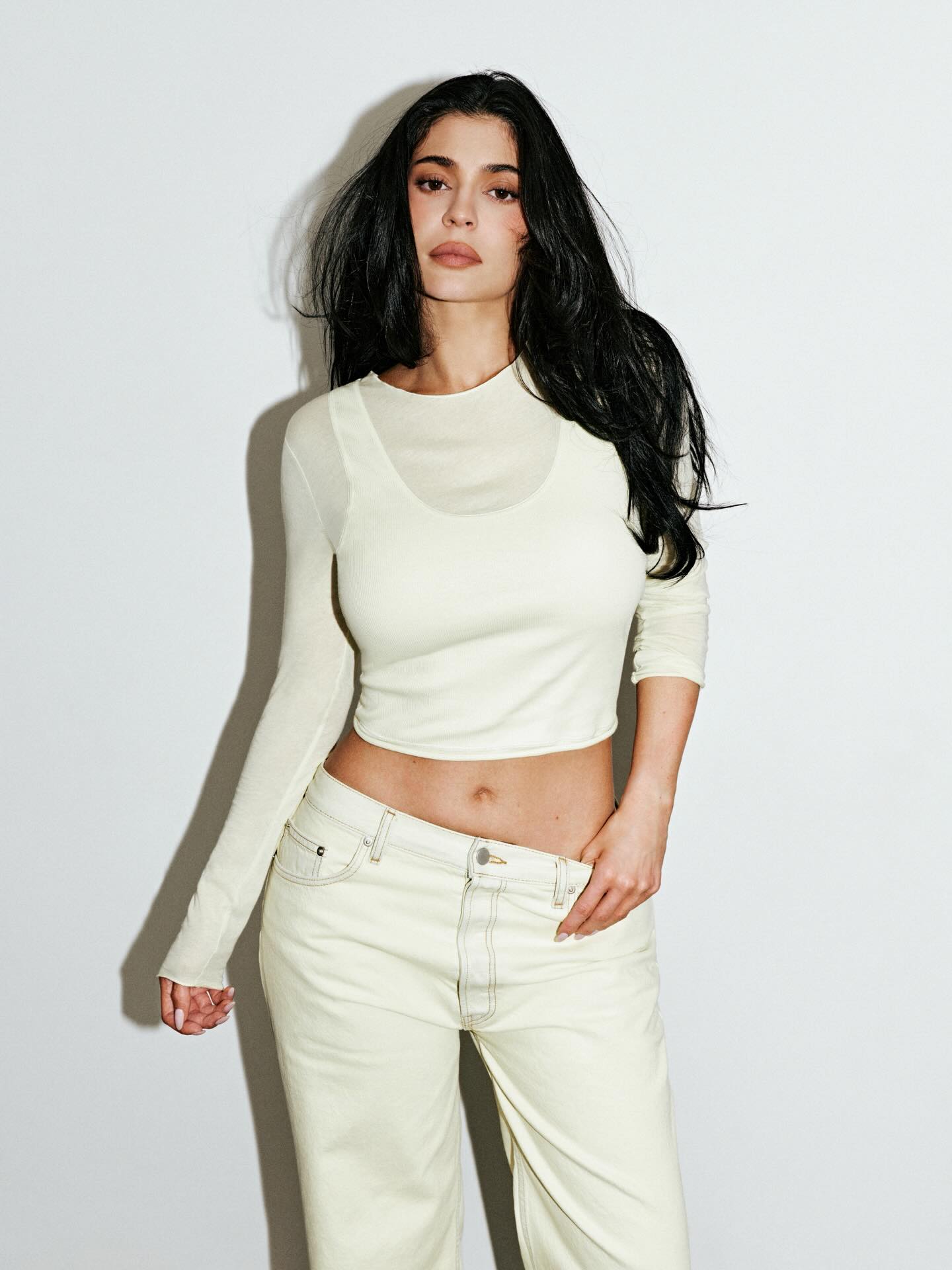 低腰牛仔裤yyds！米色叠穿露腰装，这身材太顶了