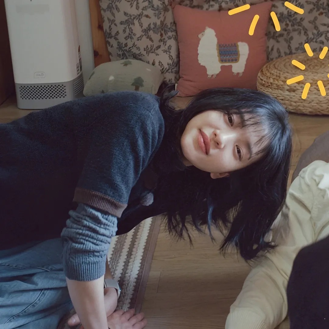 深色短袖针织叠穿灰蓝长袖，慵懒居家氛围感穿搭