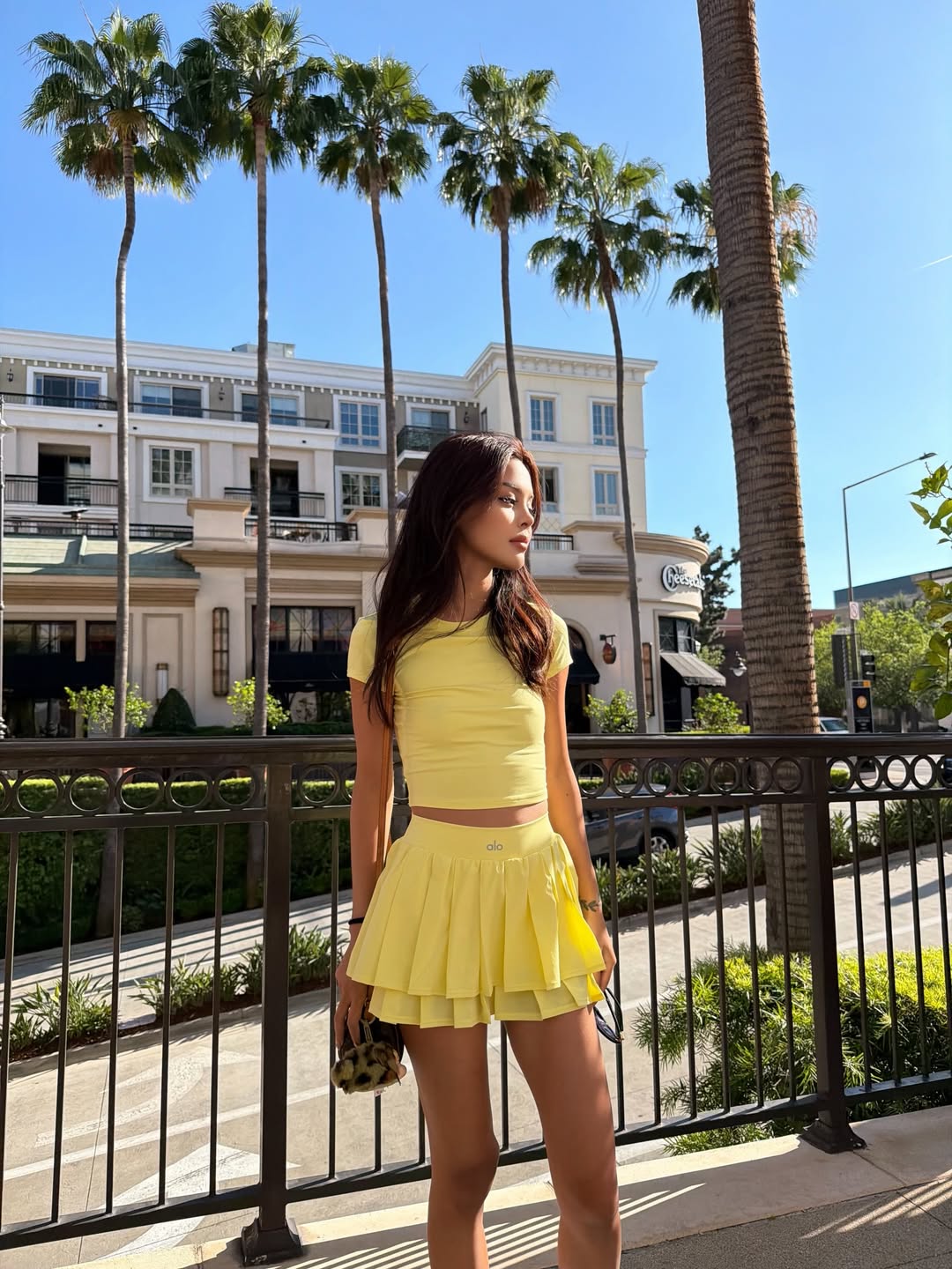亮黄色短款T恤配同色百褶网球裙