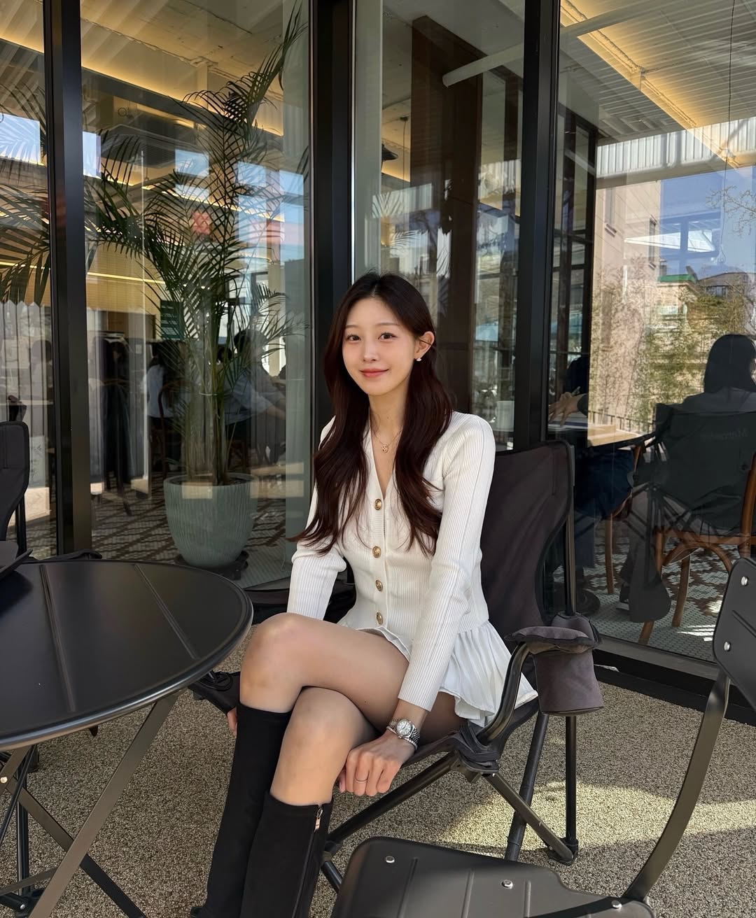 财阀千金感：纯白针织开衫与灵动百褶裙的优雅邂逅