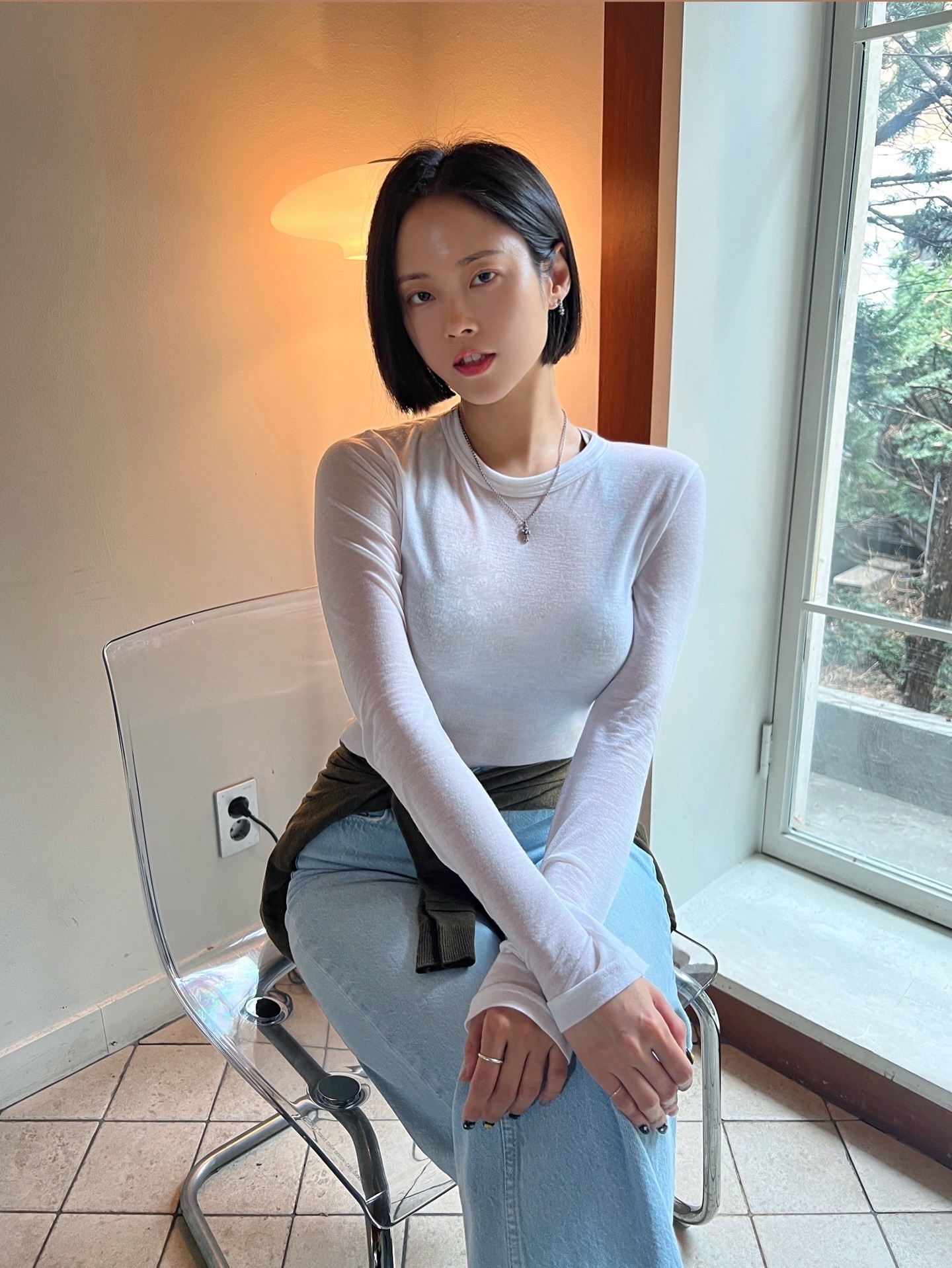 纯白半透长T配高腰牛仔！腰间系针织衫，这身材若隐若现太顶了