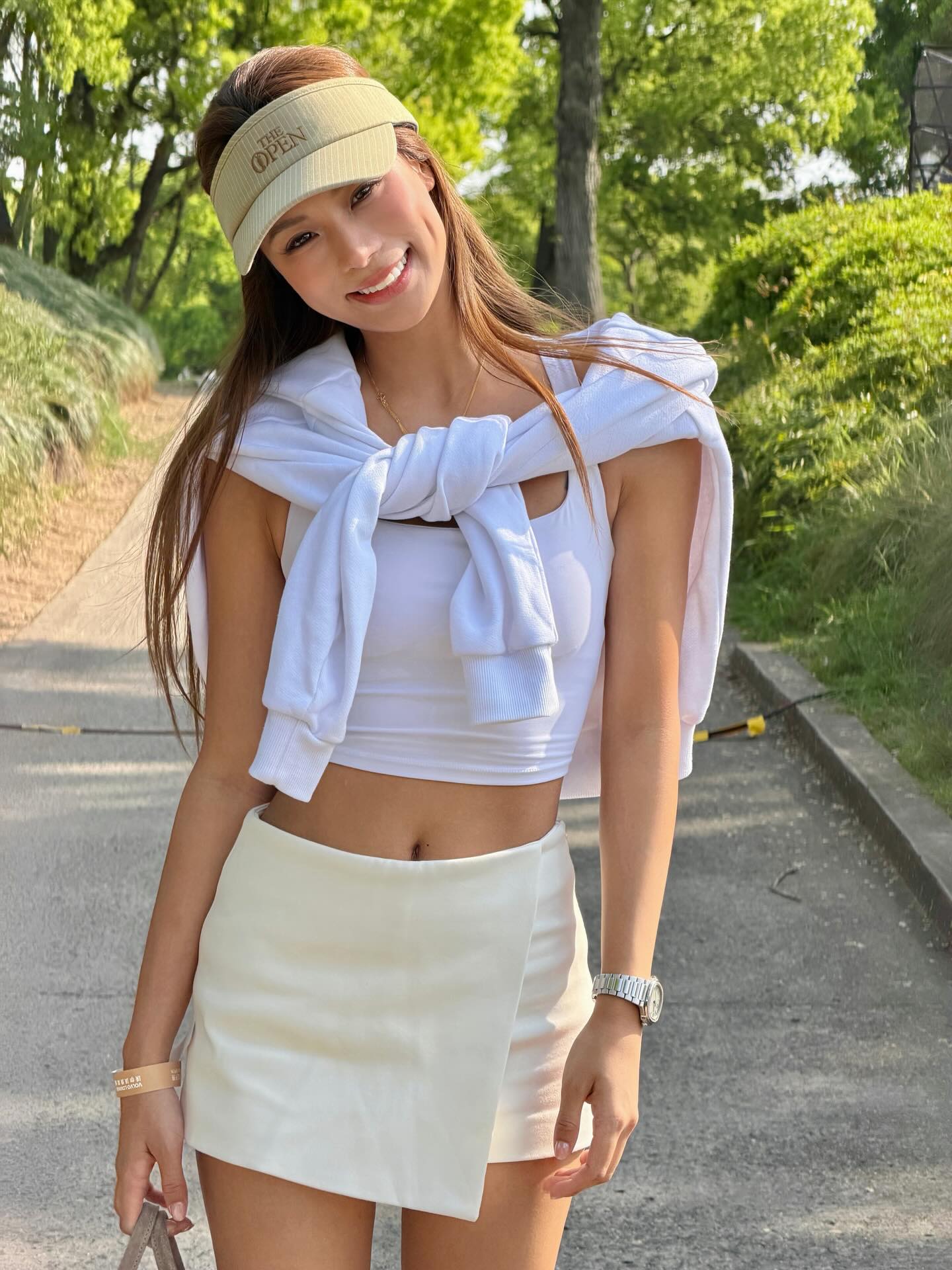 纯白露腰太绝了！高尔夫穿搭也能这么顶