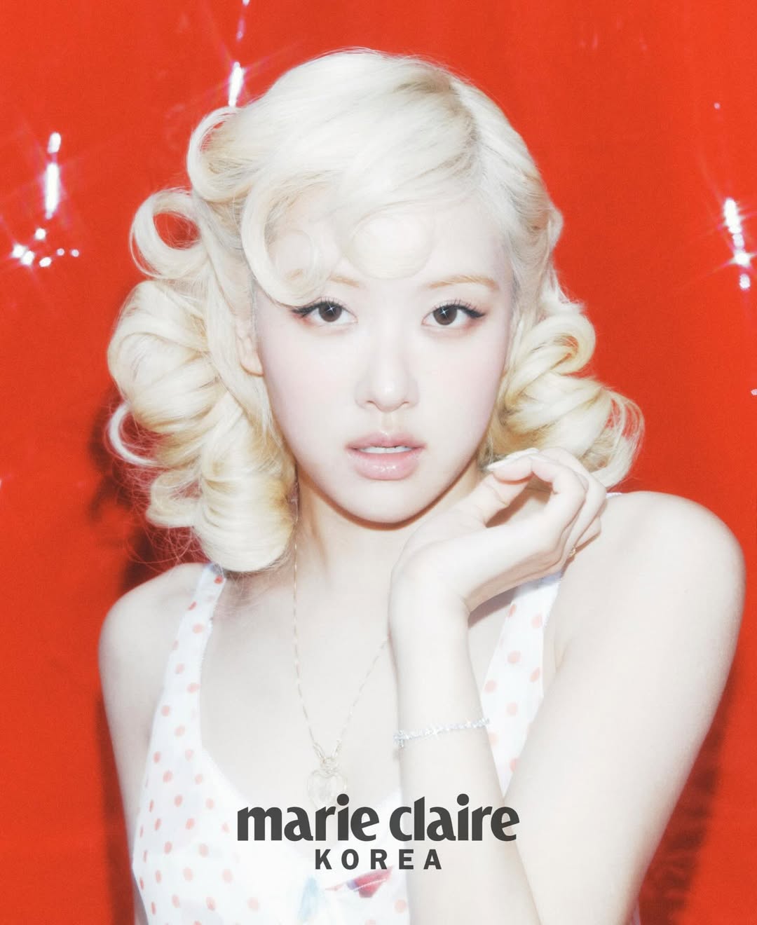 金发复古卷搭配白色波点吊带，演绎甜心芭比风