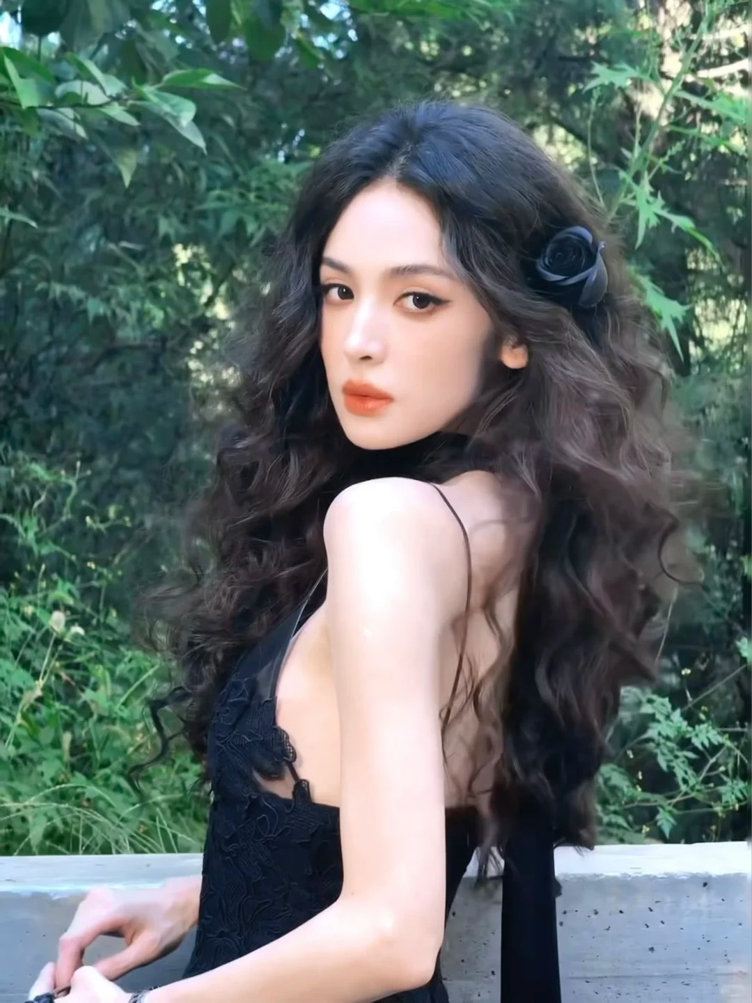 极品复古风！娜扎黑蕾丝太顶了