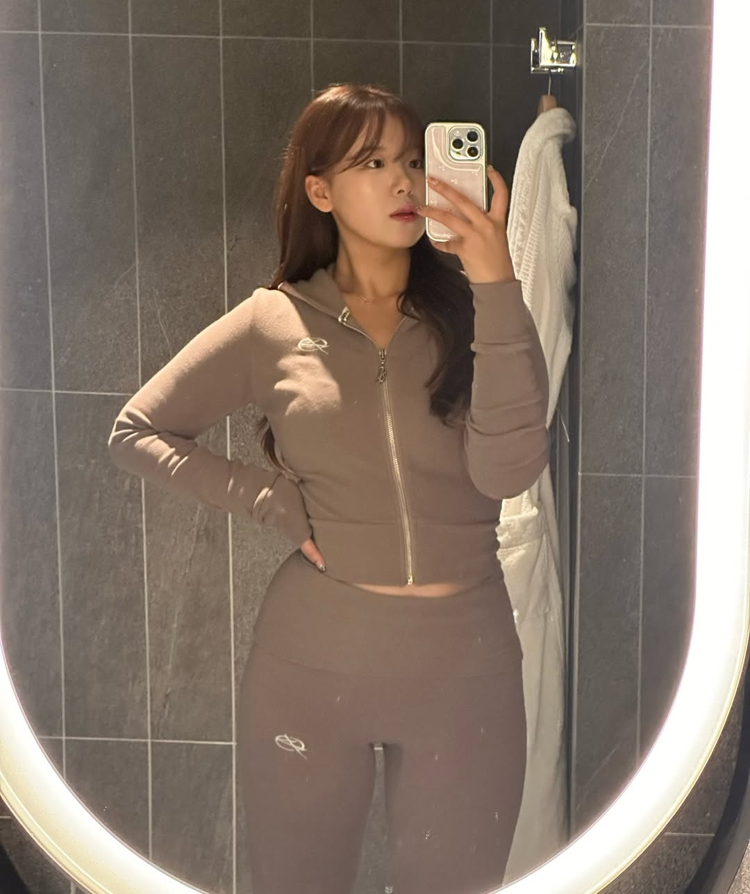 温柔可可色修身运动套装，穿出满分纸片人既视感