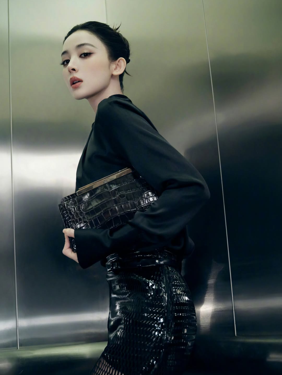 绝了！黑色丝缎长袖衬衫+黑色鳄鱼皮高腰亮面包臀裙，这身材我馋了……