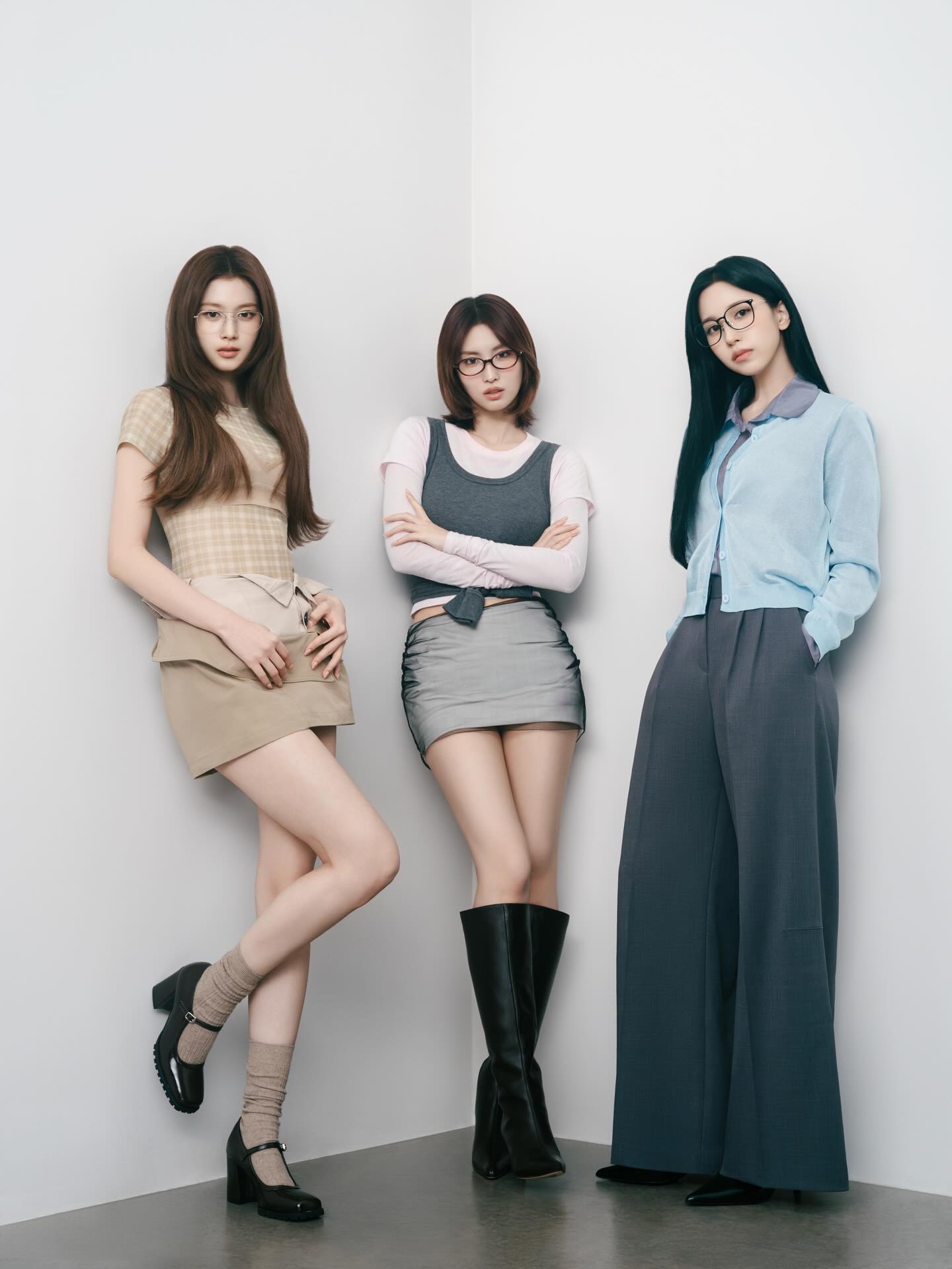 三人组演绎知识分子风与摩登短裙穿搭