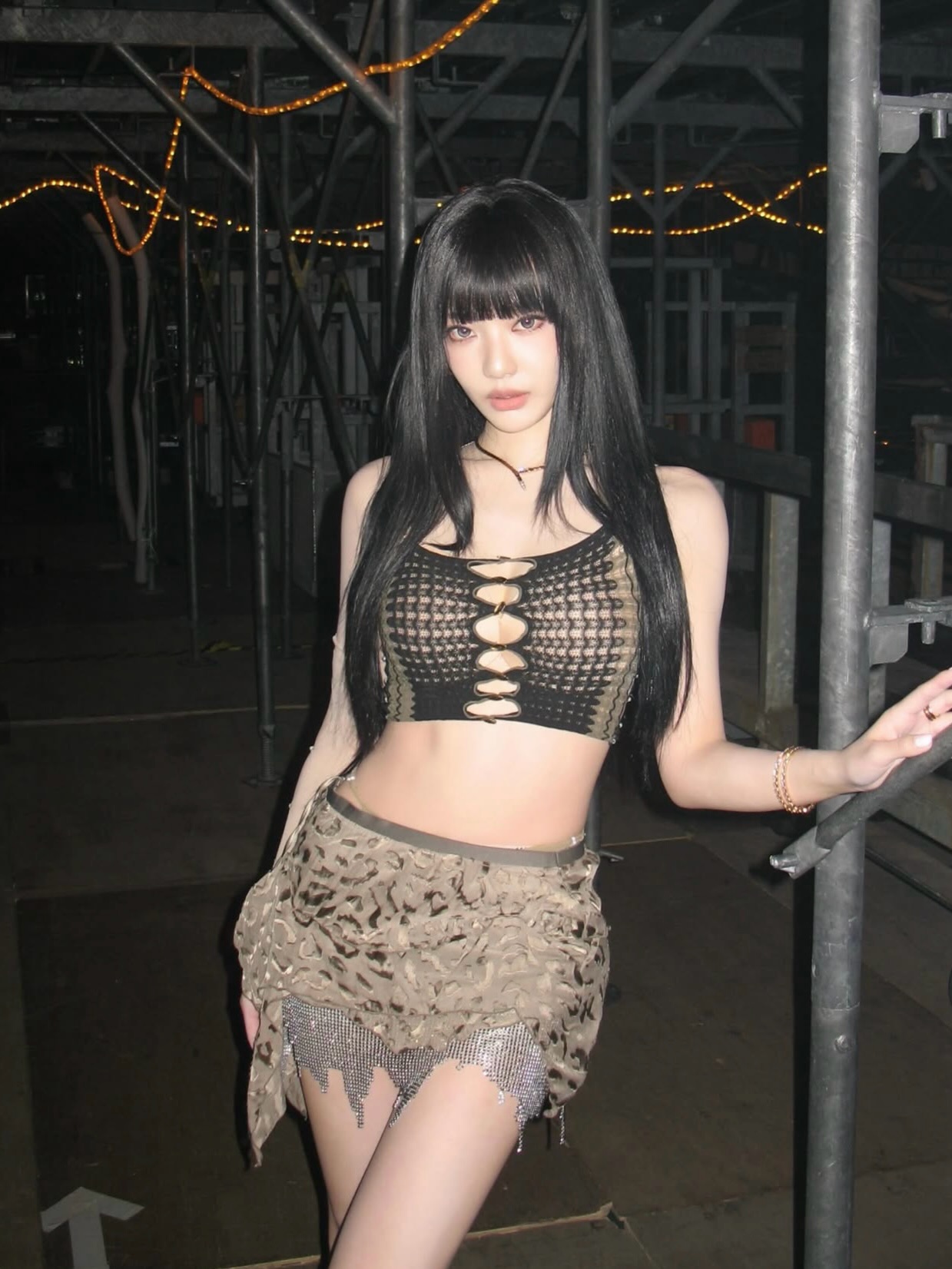 废土辣妹杀疯了！迷彩+金属链这腿太顶了