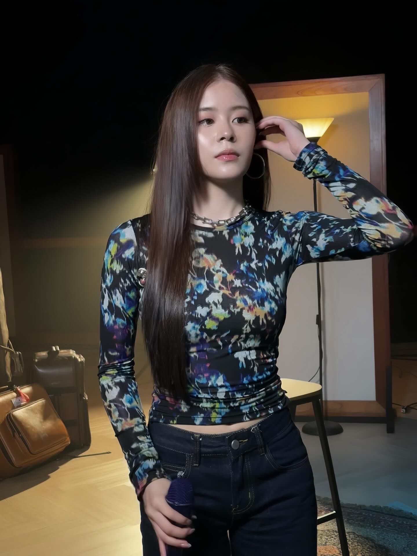 ?? 前卫艺术风教科书 | 抽象喷漆印花紧身上衣+深蓝牛仔裤，粗链条项链，这套必须封神！