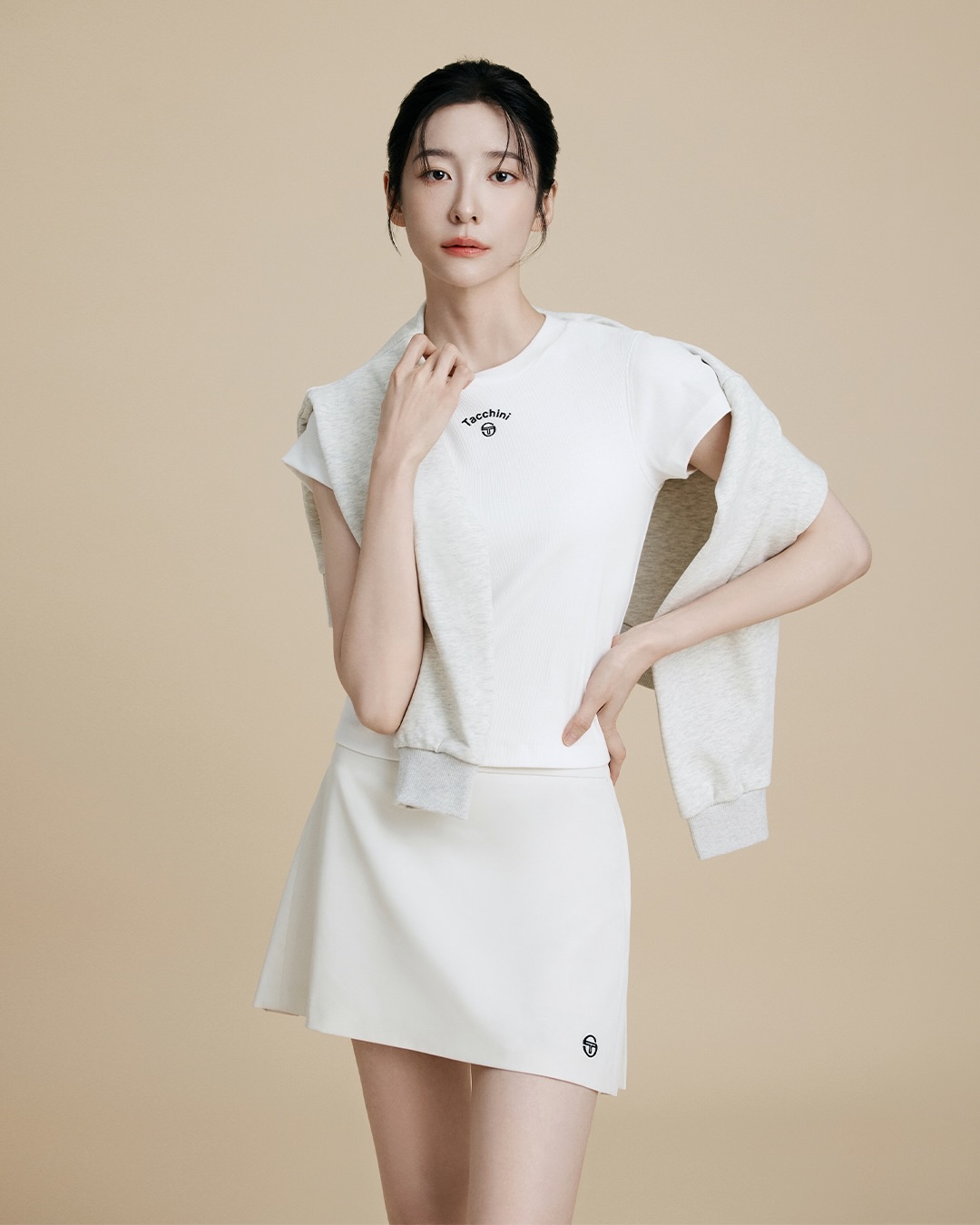 纯白运动套装搭配同色系外套慵懒披肩