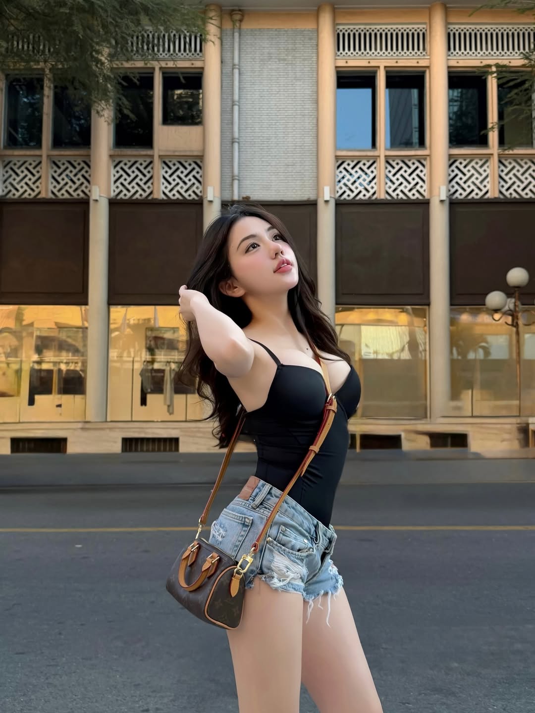 黑色细肩带紧身吊带背心+浅蓝色毛边破洞牛仔短裤街拍Look，女人味绝了！