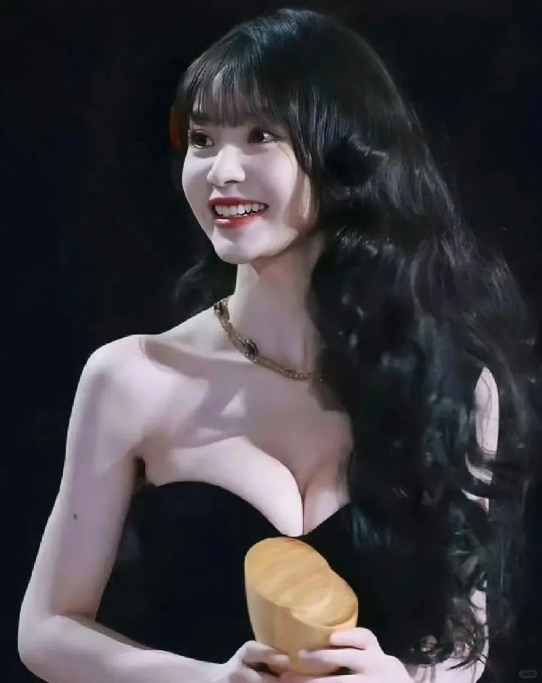 人间水蜜桃！田曦薇甜酷穿搭绝了