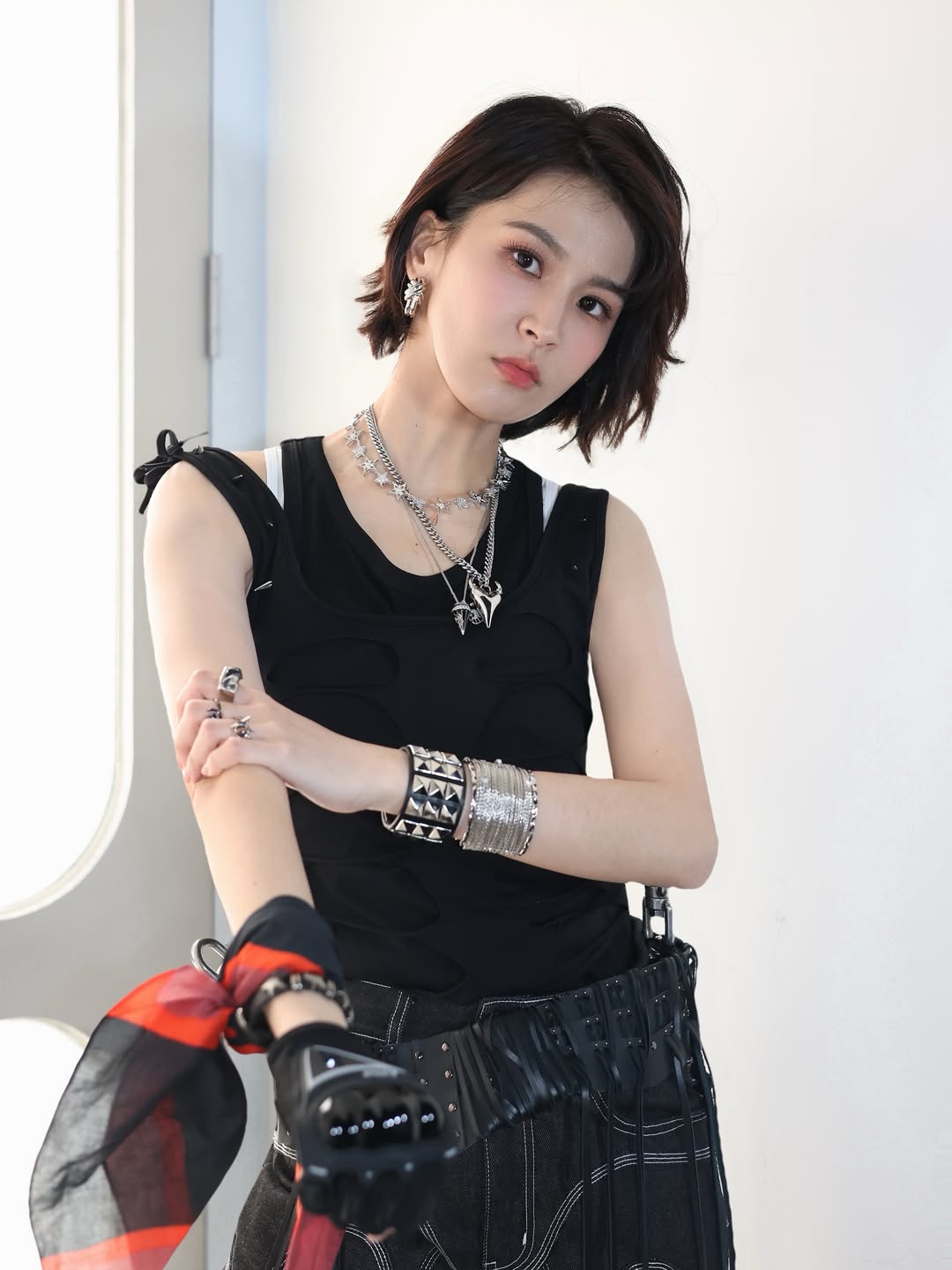 暗黑系朋克少女！金属叠穿配流苏腰封，这气场太硬核了