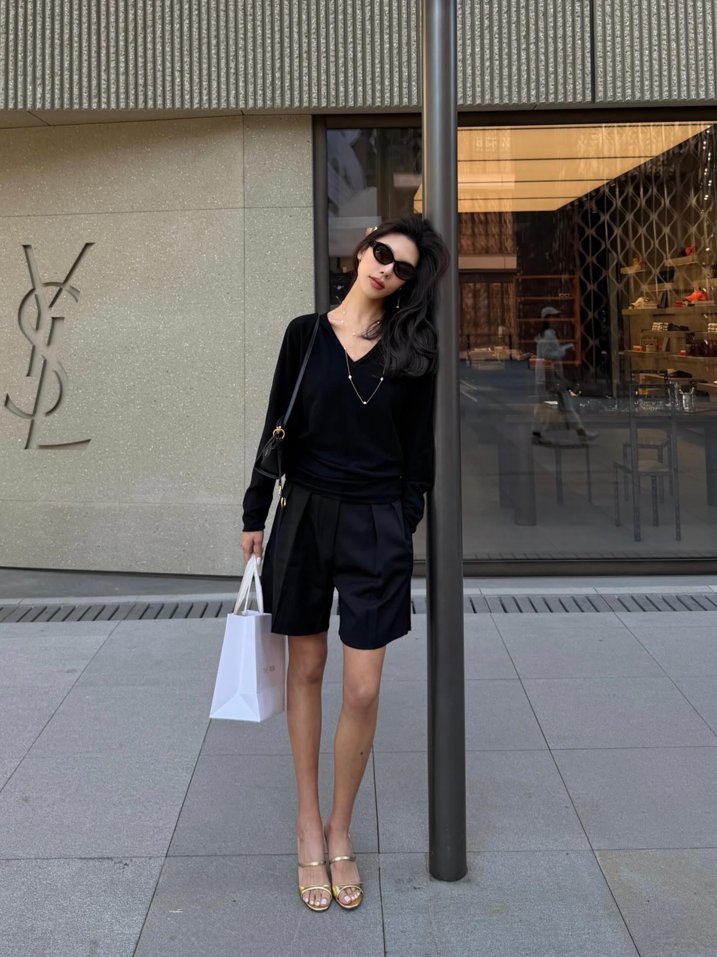 满屏都是大长腿！黑色系极简穿搭太绝了
