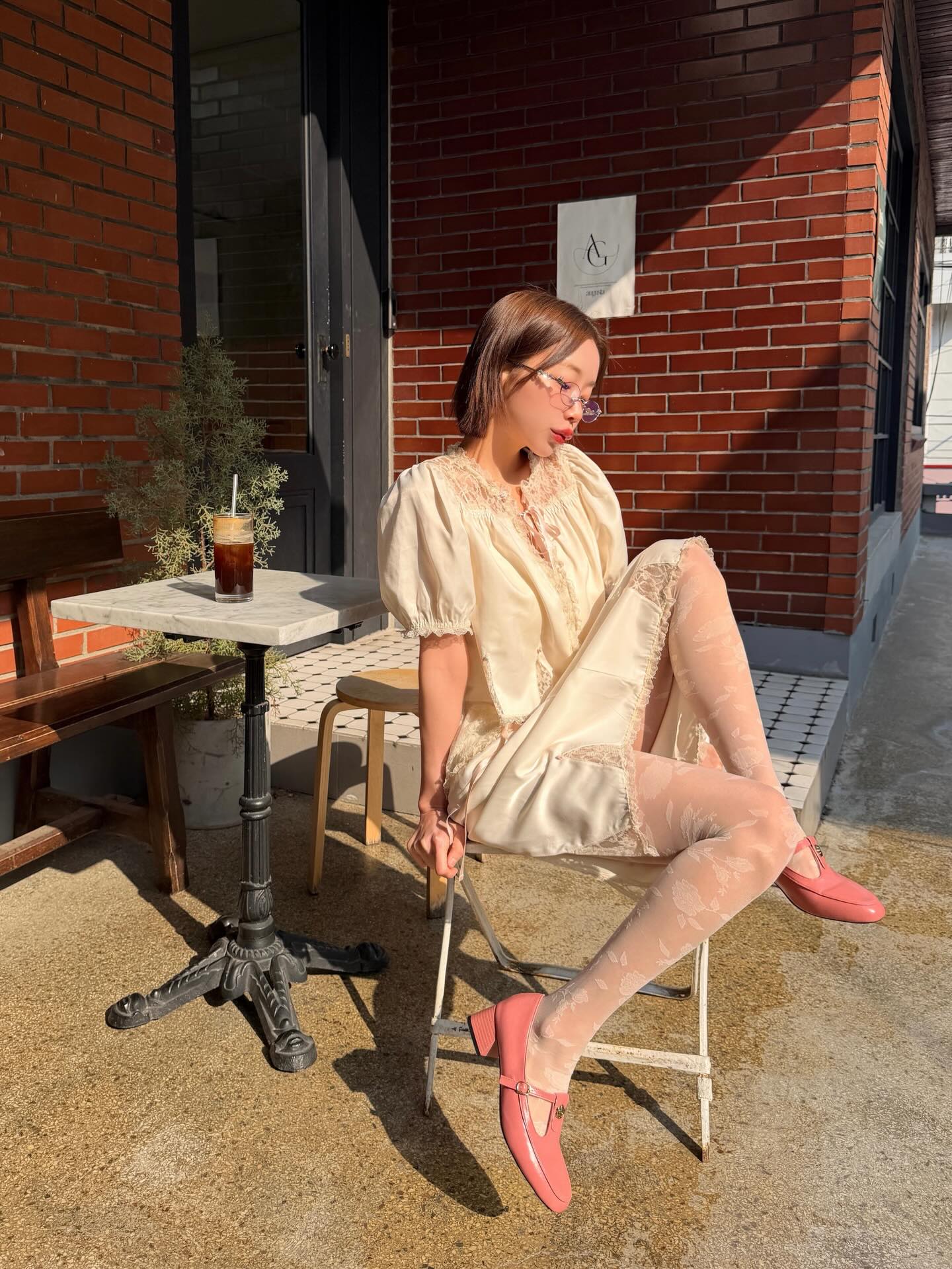 奶油色蕾丝拼接连衣裙配粉色玛丽珍的甜美法式风-街拍look