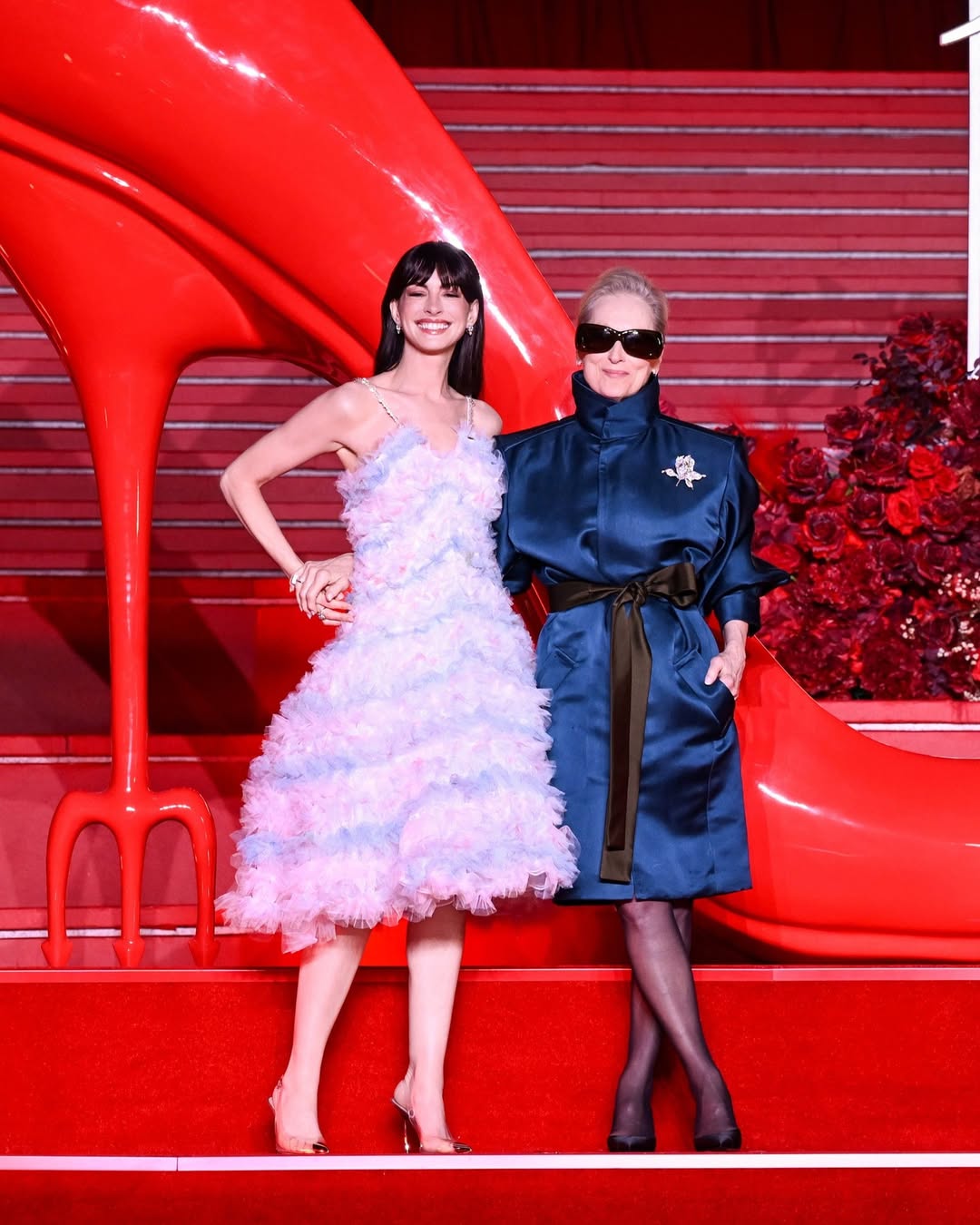 粉紫渐变羽毛吊带礼服裙配透明高跟鞋