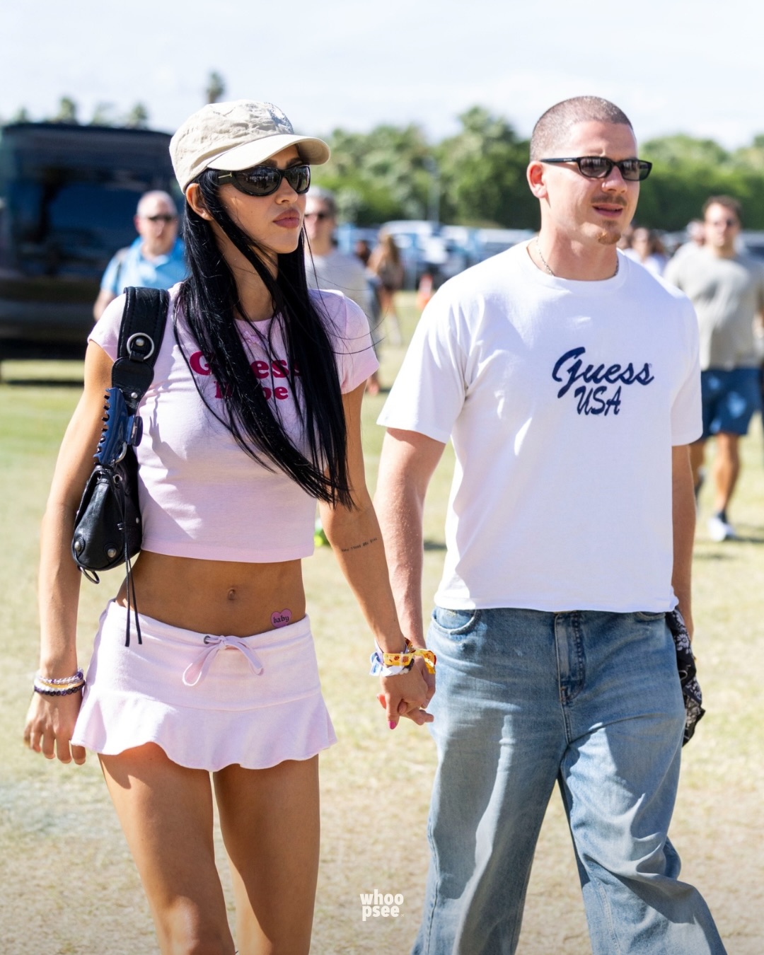 粉酷辣妹搭街头Boy，Guess情侣装穿出复古Y2K感