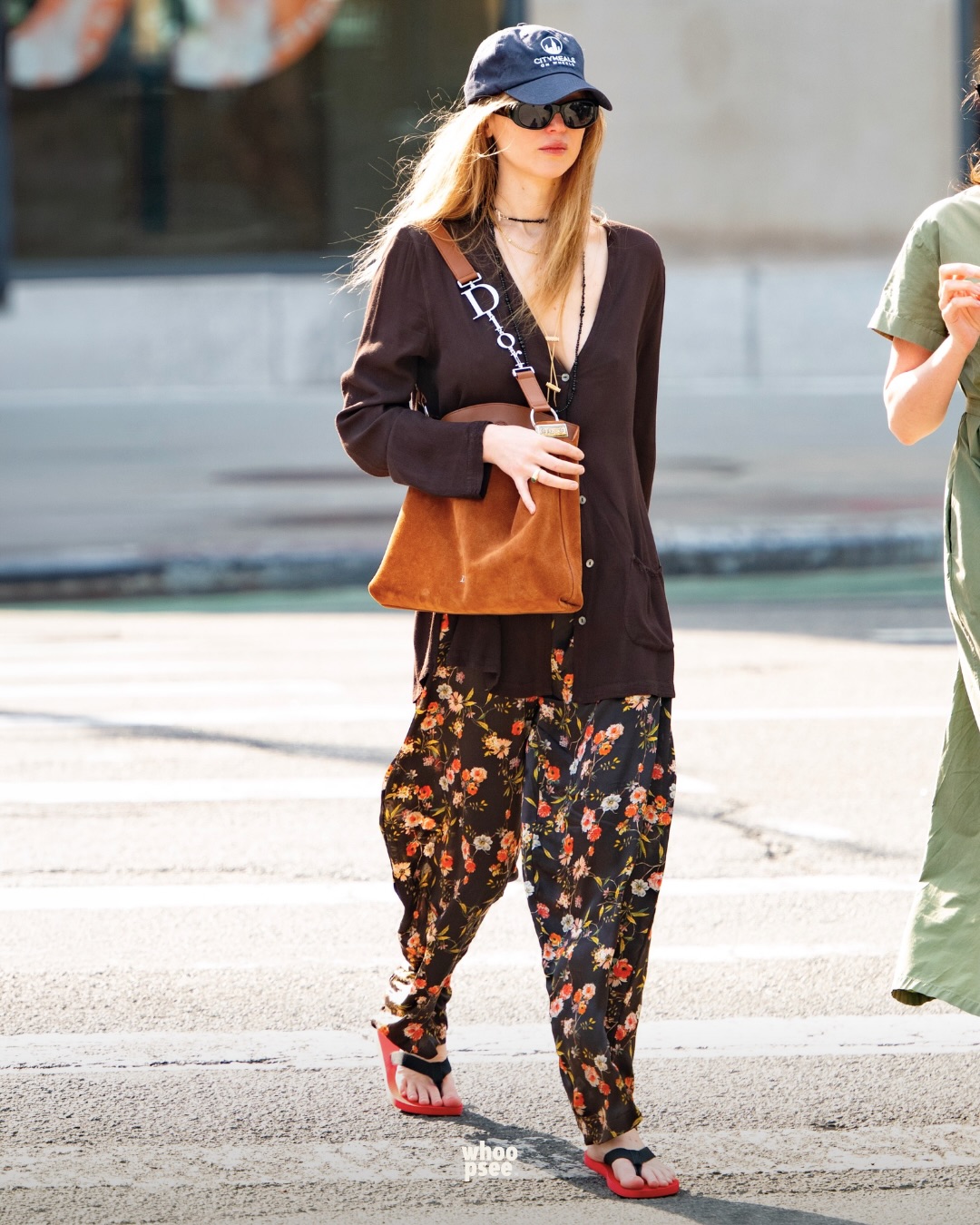 🔥 波西米亚混搭风教科书 | 印花哈伦裤+ oversized针织开衫，棒球帽+人字拖，慵懒高街，这套必须封神！