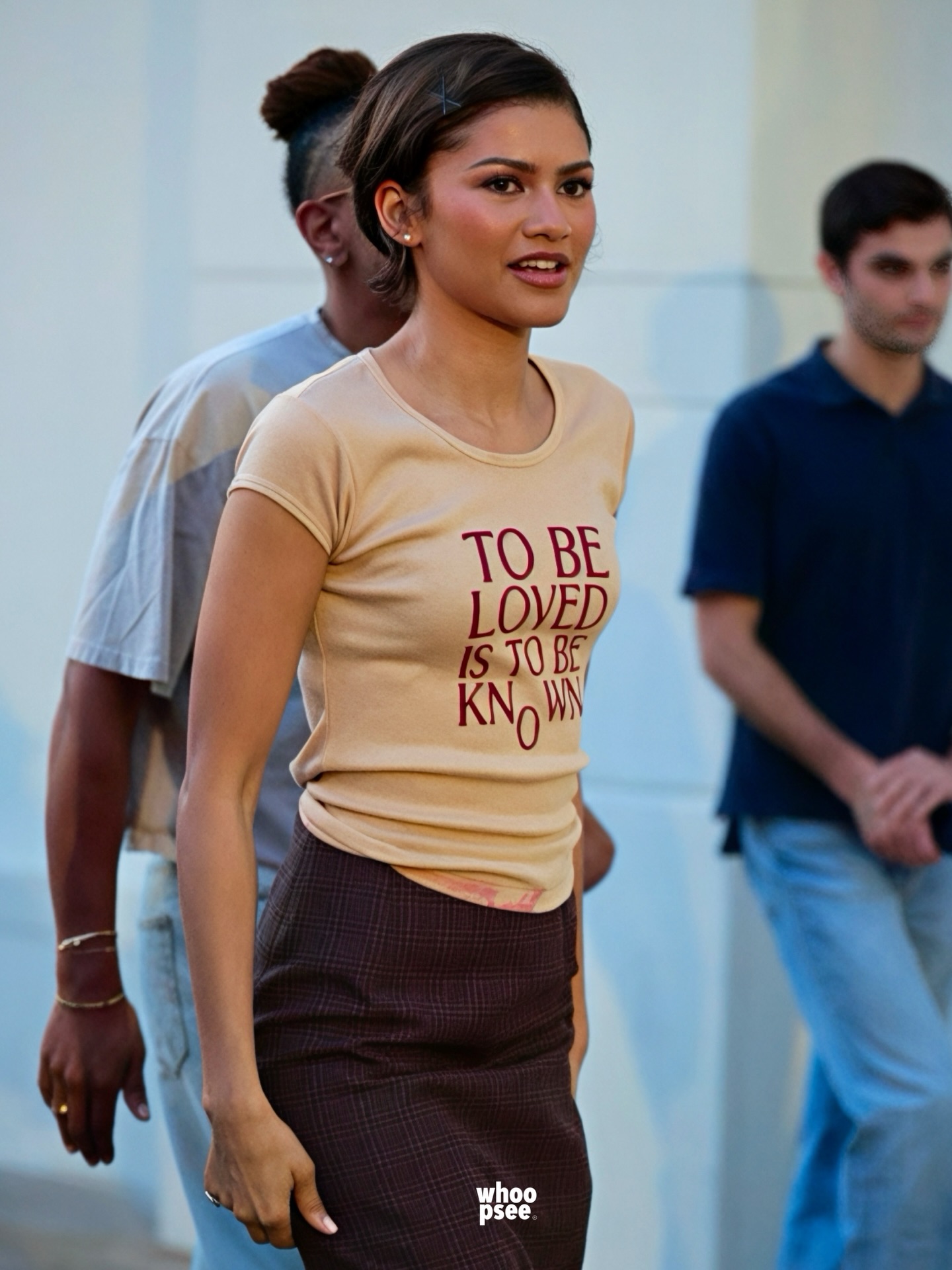 🔥 复古文艺知识分子风教科书 | 裸杏色slogan T+高腰格纹裙，酒红字体复古感，法式慵懒，这套必须封神！