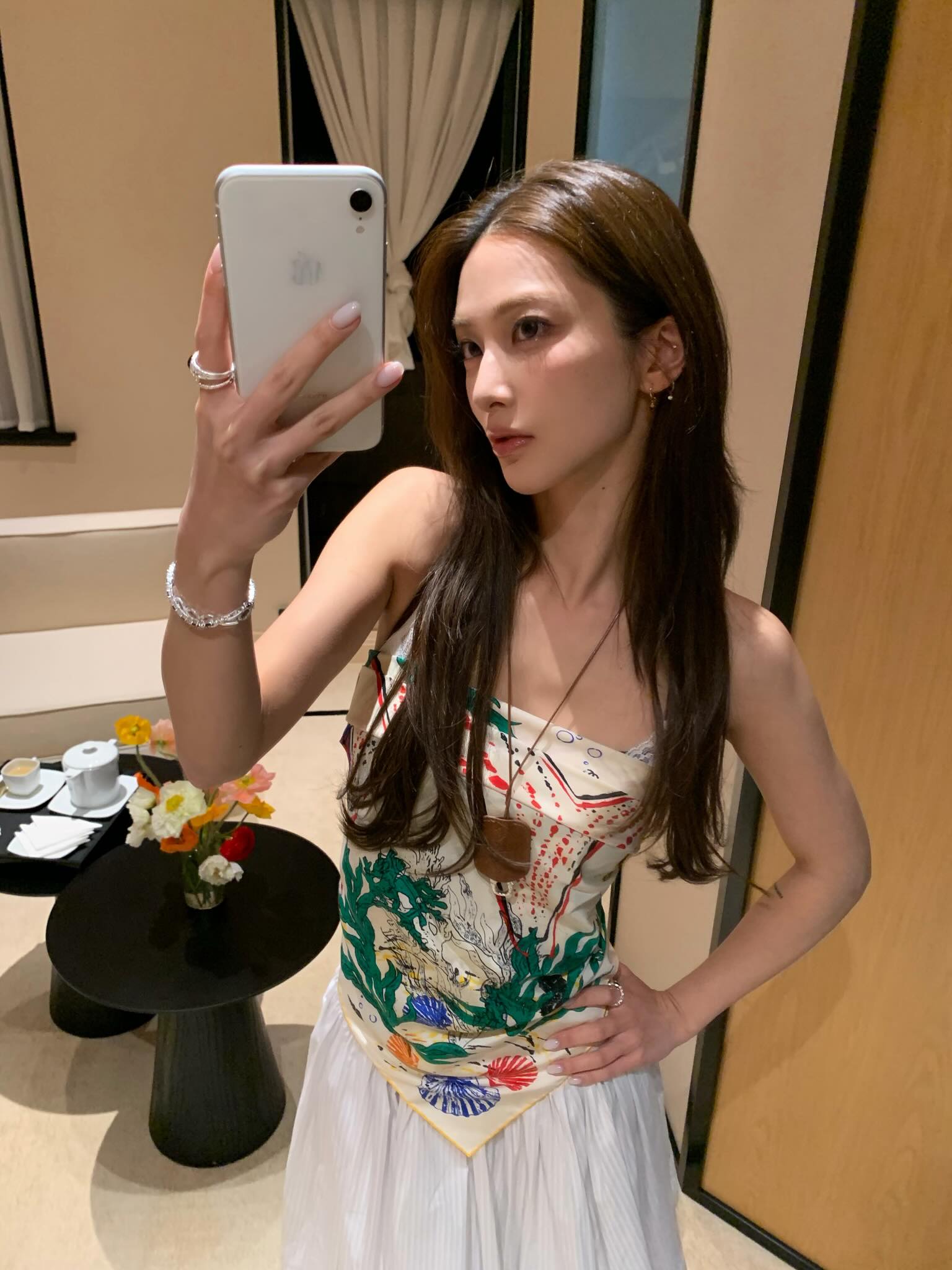 这直角肩必须给满分！丝巾吊带上衣太上头了