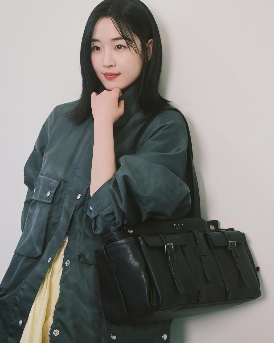 工装风外套邂逅PRADA手袋，演绎不费力的高级感穿搭