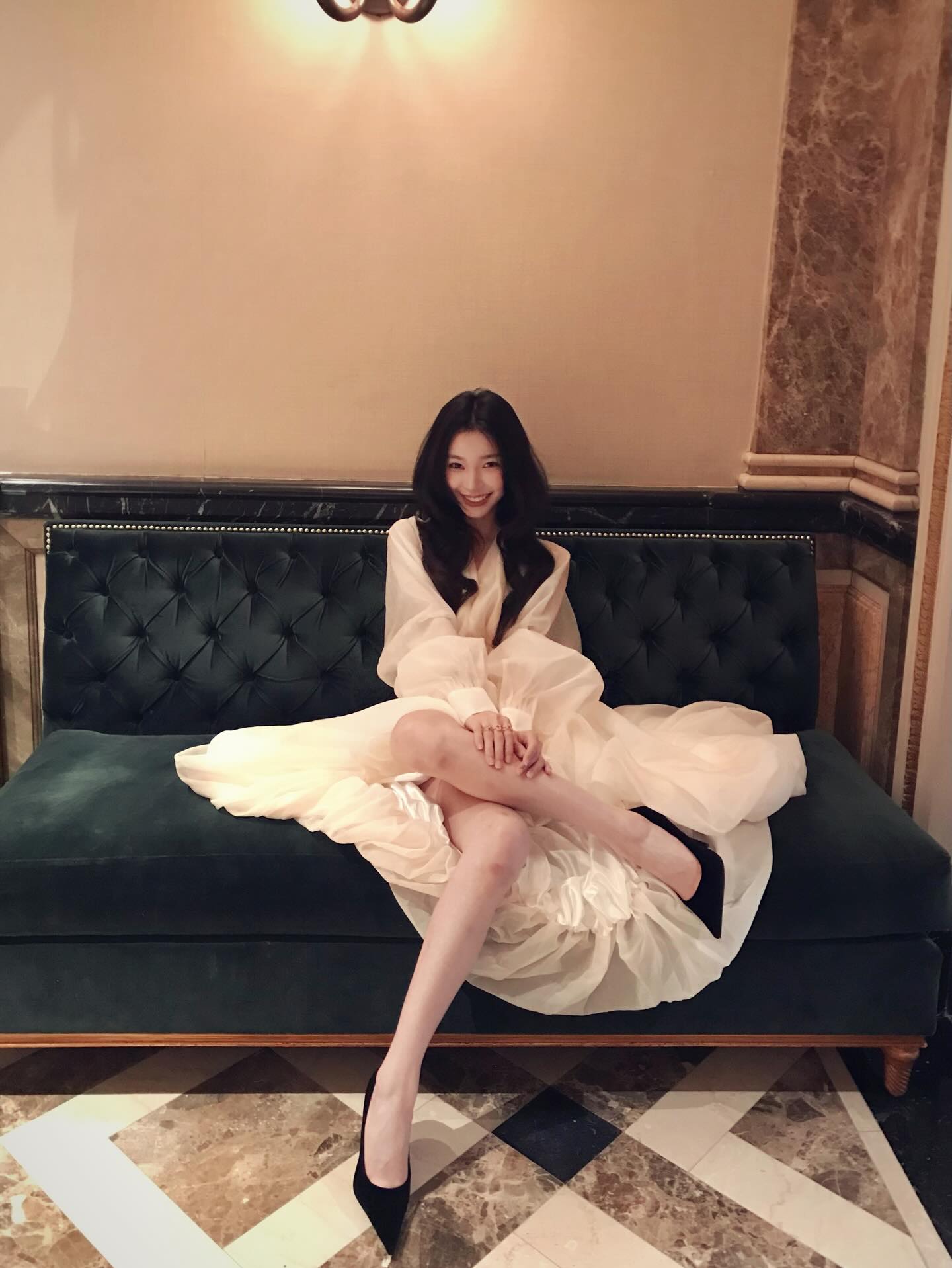 墨绿丝绒上的白裙女神！泡泡袖纱裙配黑高跟，名媛气质杀疯了