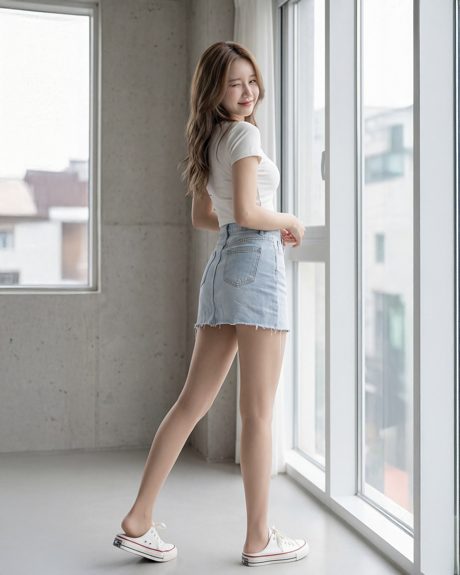 白色修身T恤配浅蓝牛仔短裙的清爽夏日公式-街拍look