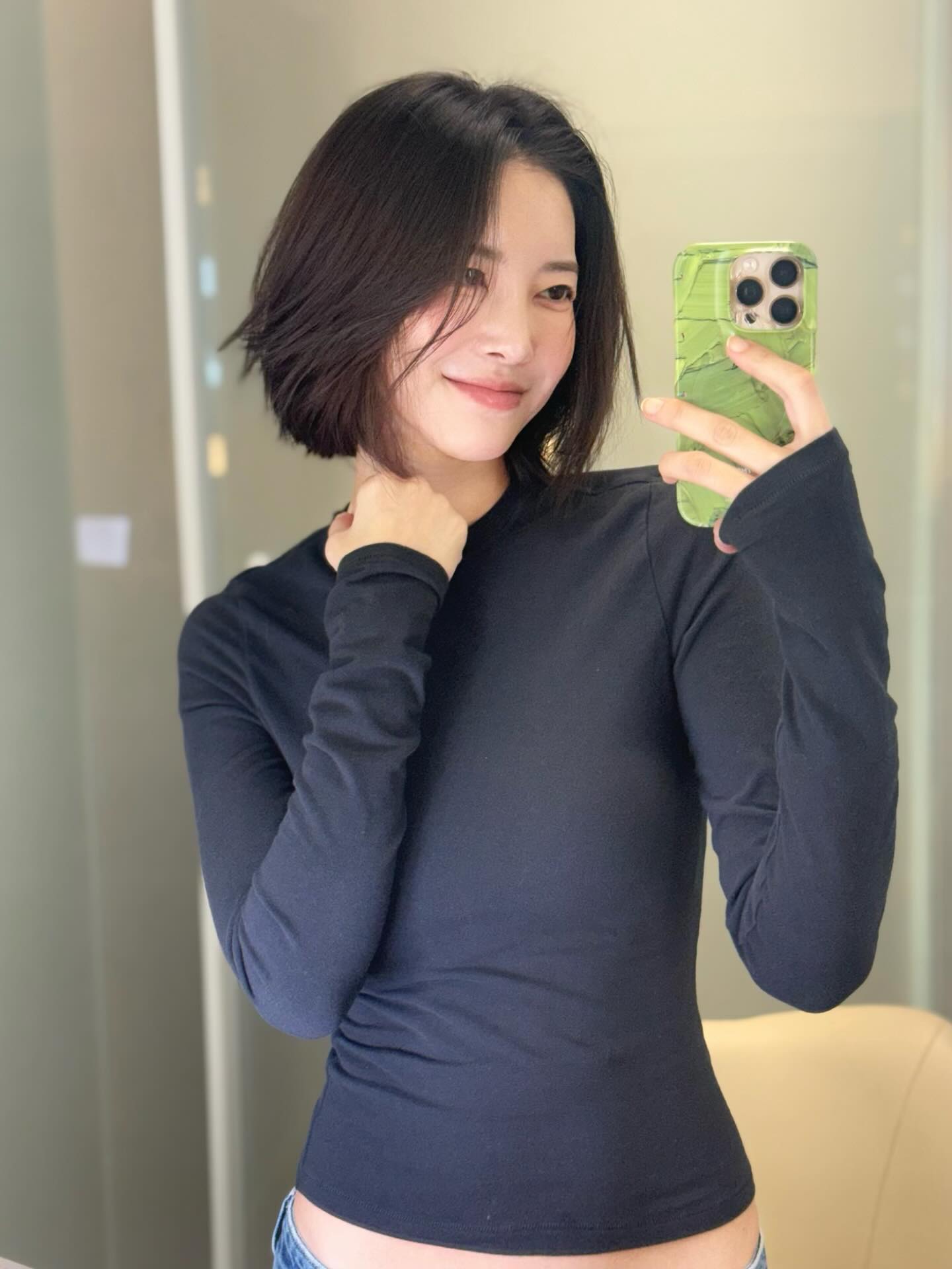 年少不知短发好！黑色针织配低腰牛仔，身材曲线太顶了