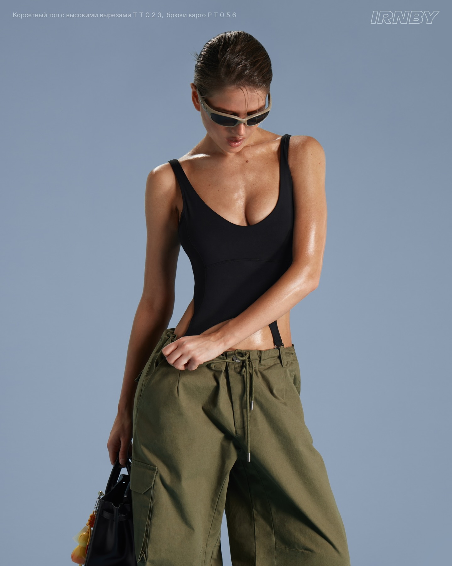 IRNBY黑色紧身胸衣配军绿阔腿工装裤，街头暗黑风穿搭