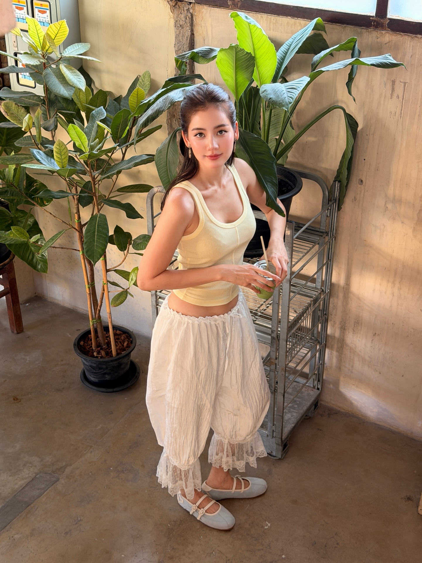 Bow Maylada奶油黄背心配白色蕾丝灯笼裤，韩系田园少女风-街拍look