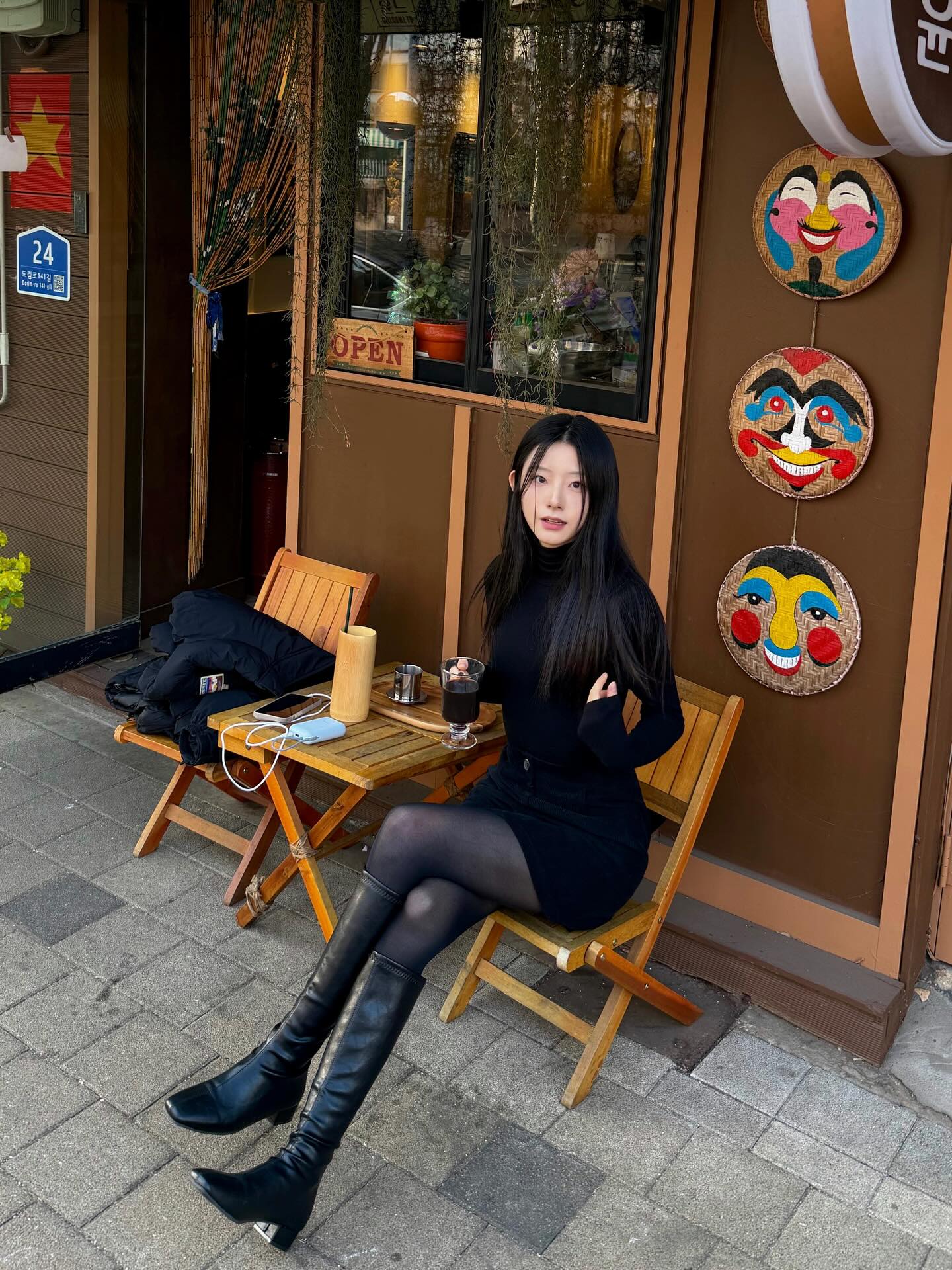 全黑针织连衣裙配过膝长靴丝袜，韩系咖啡馆清冷穿搭