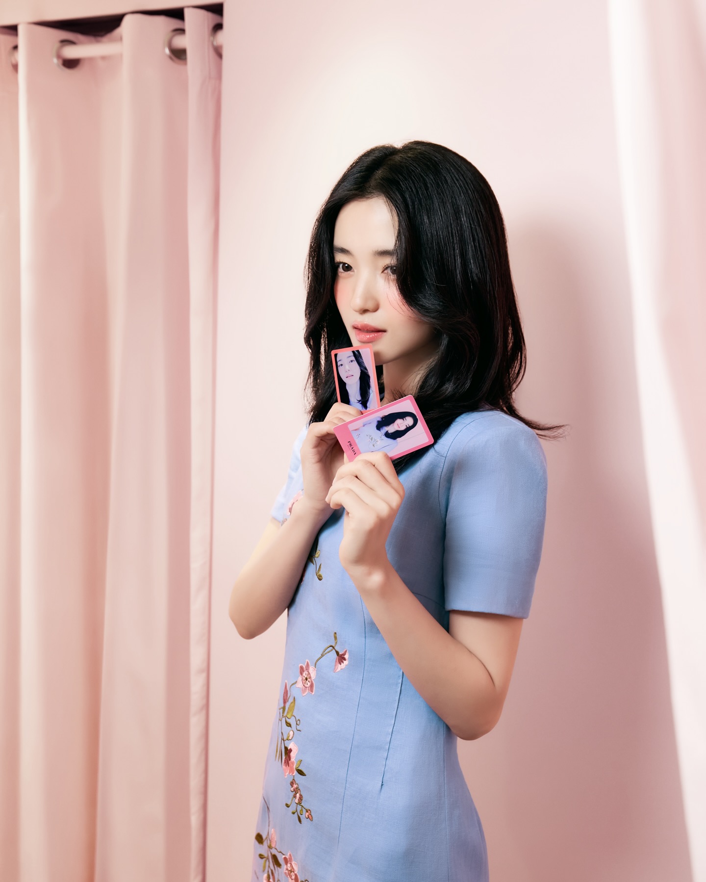 Prada Beauty雾霾蓝刺绣连衣裙配粉色背景，春日甜美穿搭-街拍look