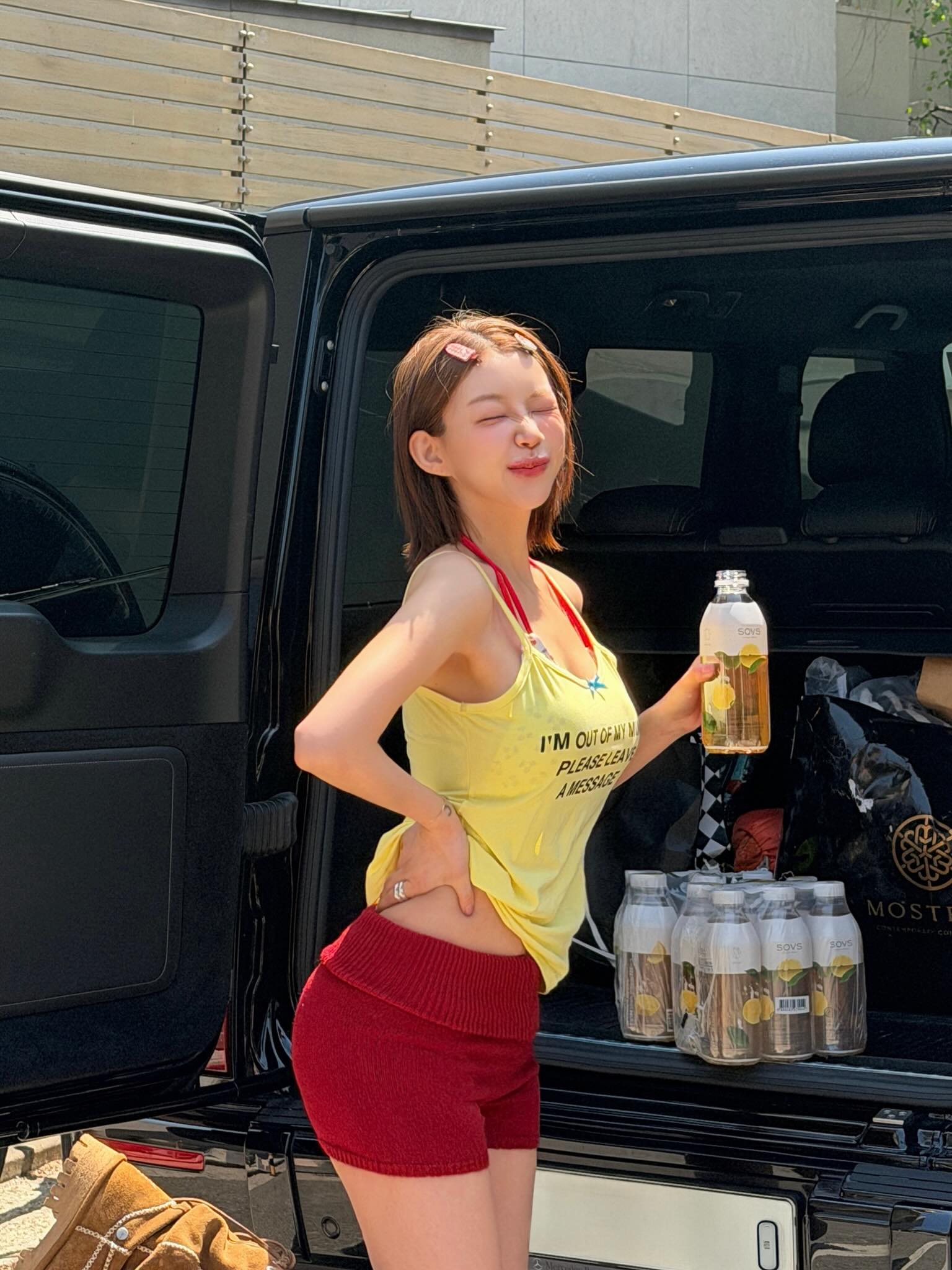 Vivamoon柠檬黄字母吊带配酒红针织热裤，夏日撞色辣妹穿搭-街拍look