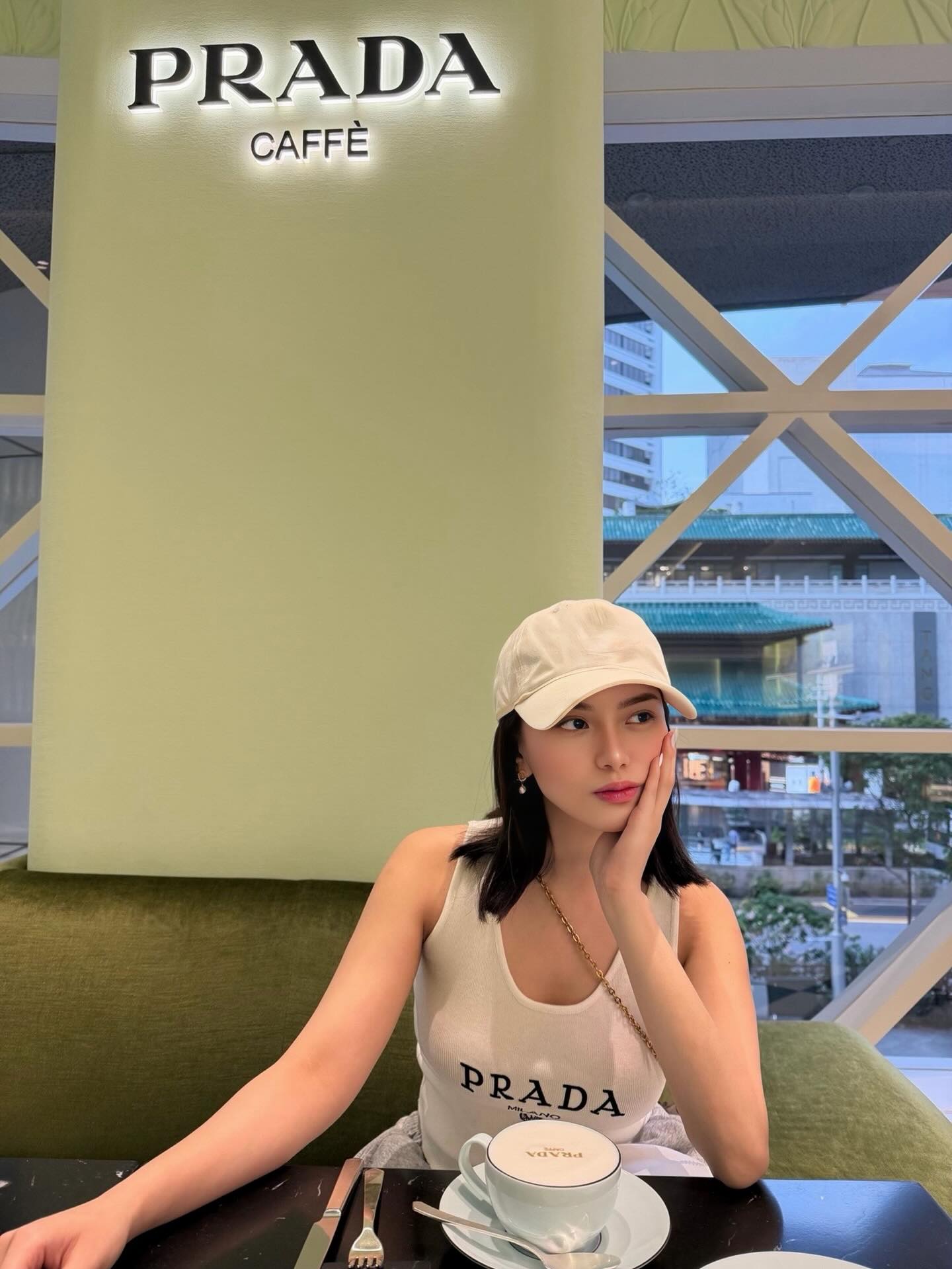 ARA HALONZO白色PRADA背心配棒球帽，PRADA CAFFÈ老钱风穿搭