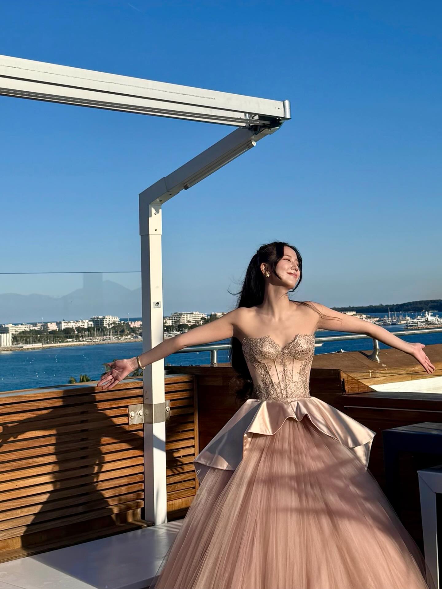 裸粉色抹胸刺绣礼服配立体蝴蝶结腰饰，海边露台浪漫公主风