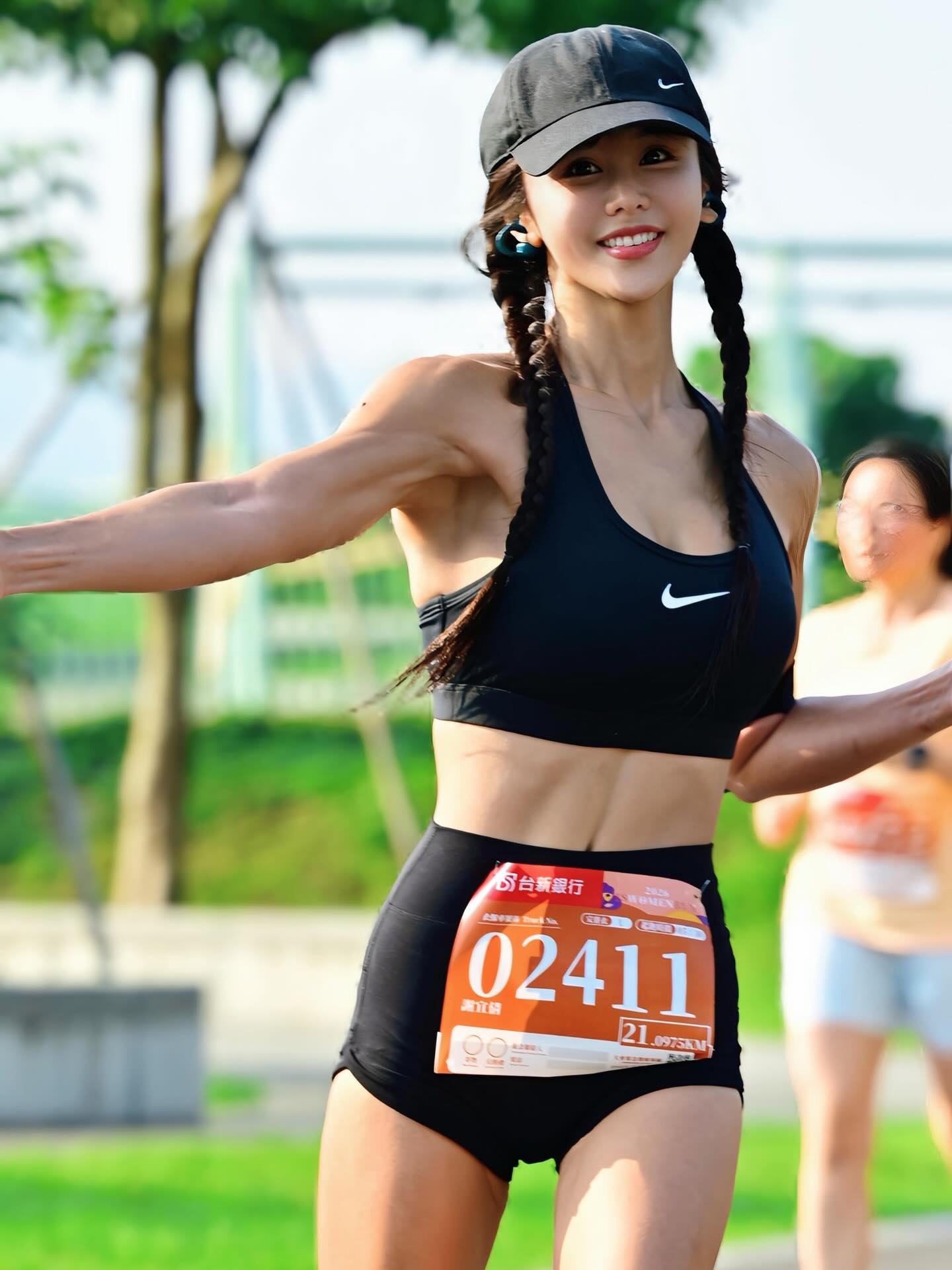 全黑Nike运动套装配拳击辫，半马赛事元气竞技风