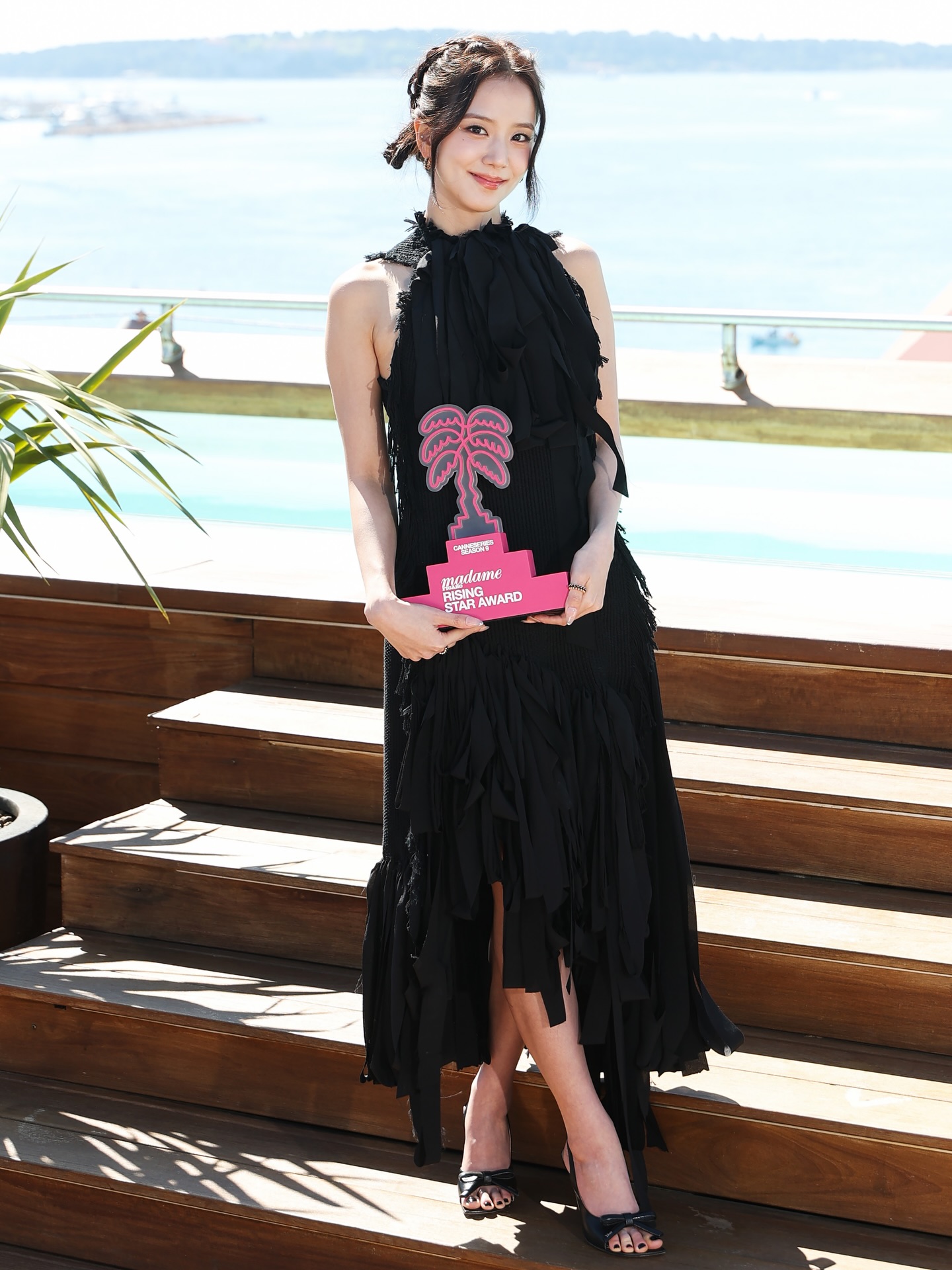 黑色解构长裙 Jisoo Madame Figaro 戛纳红毯