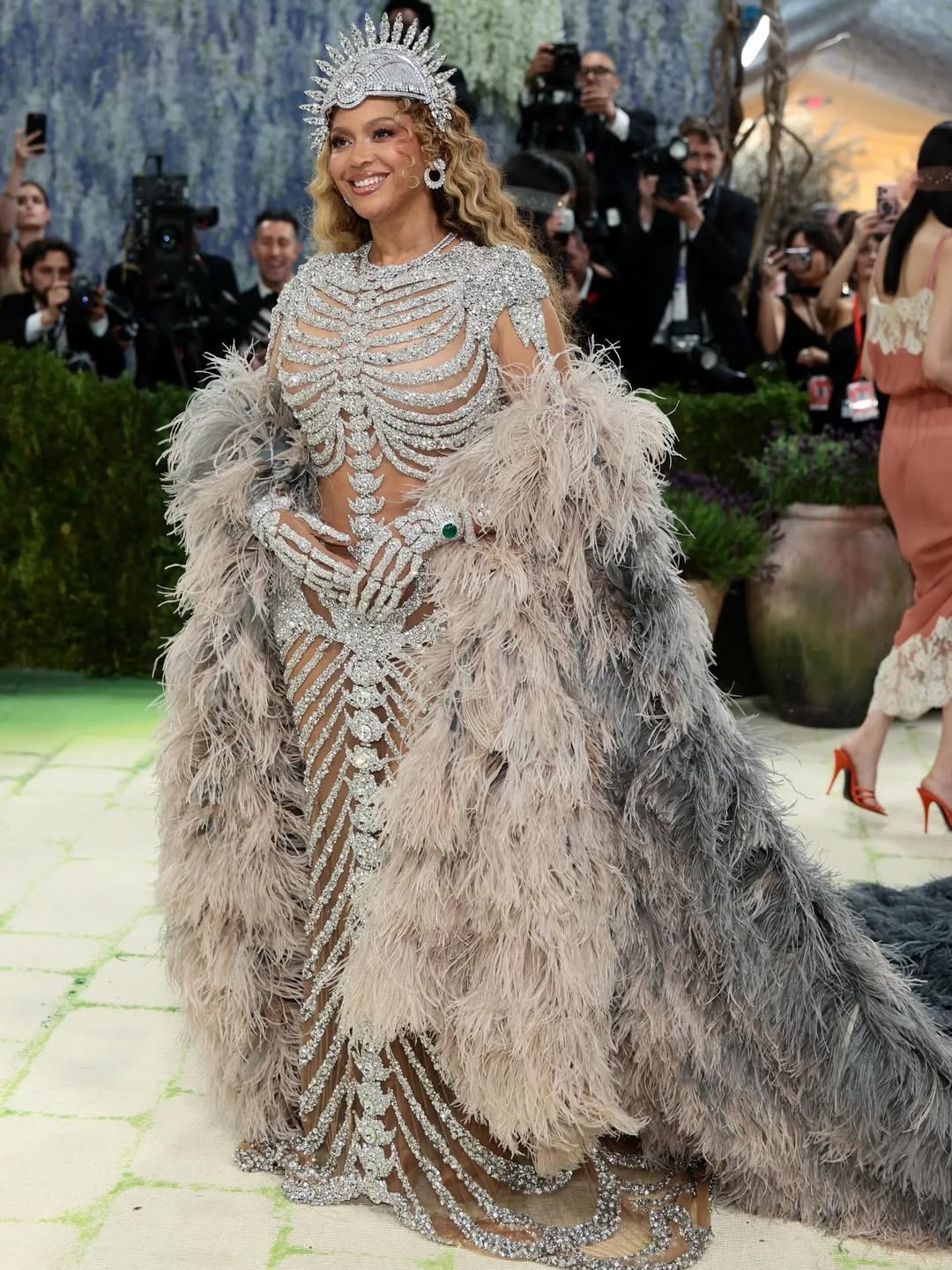 Beyoncé Met Gala 2026 水晶骨架透视礼服配黑色渐变羽毛披肩，红毯女王气场拉满-街拍look