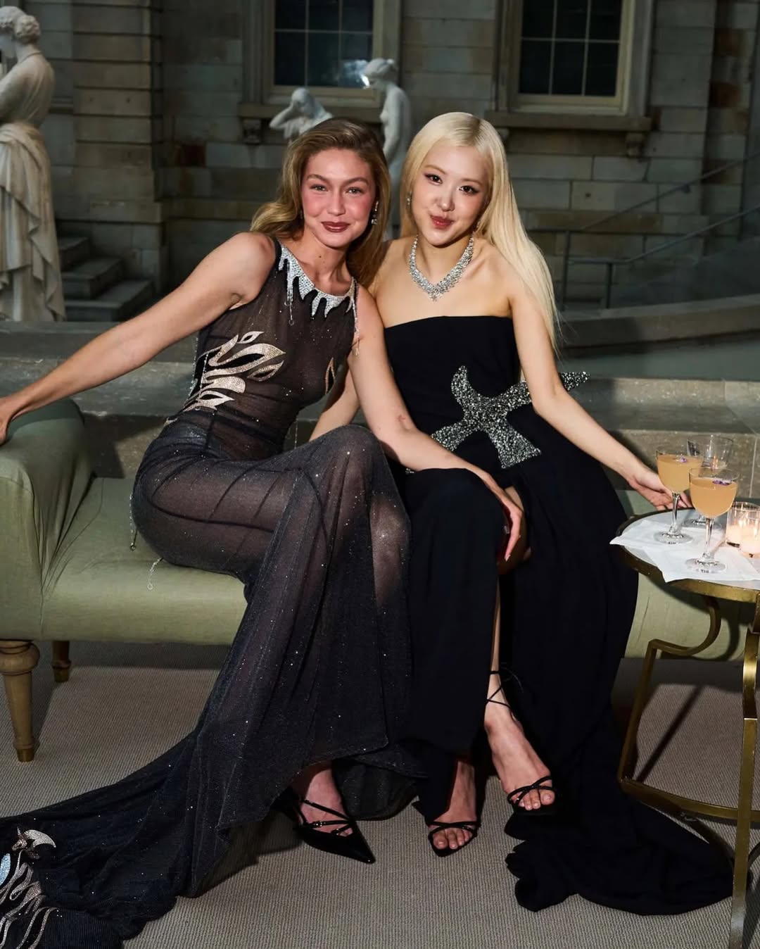Gigi Hadid & Rosé Met Gala 2026 同框：黑色透视裙 vs 丝绒蝴蝶结礼服-街拍look