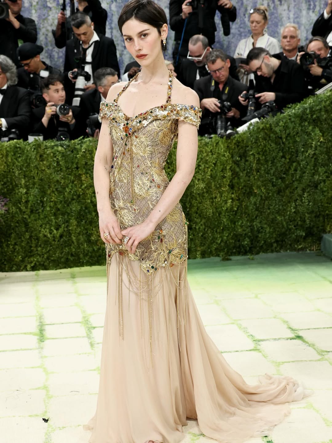 Gracie Abrams 2026 Met Gala 金色宝石刺绣透视礼服，金色流苏腰带贵气逼人