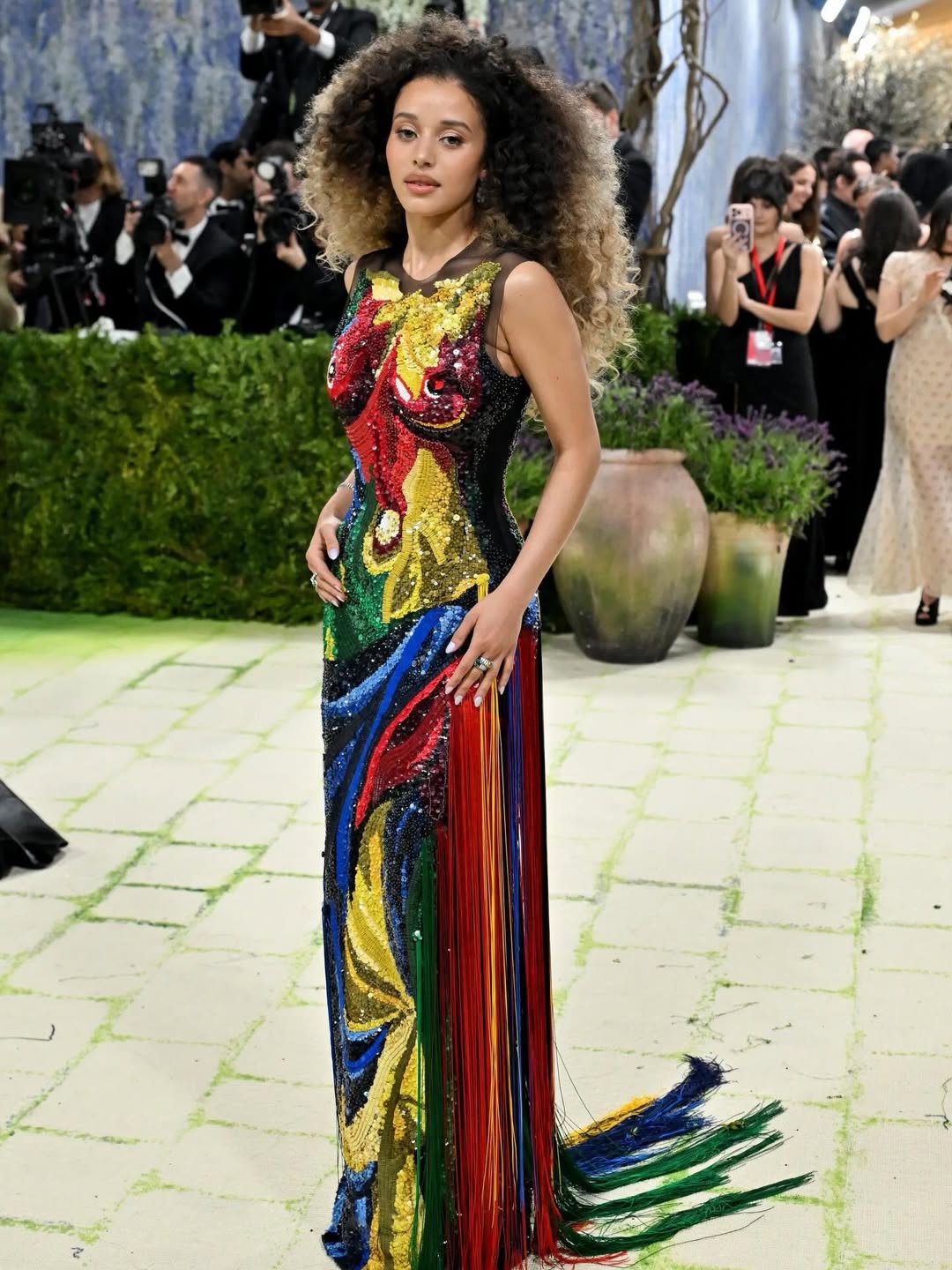 Karla Sofía Gascón 2026 Met Gala 彩虹亮片人脸刺绣礼服，流苏裙摆太炸眼