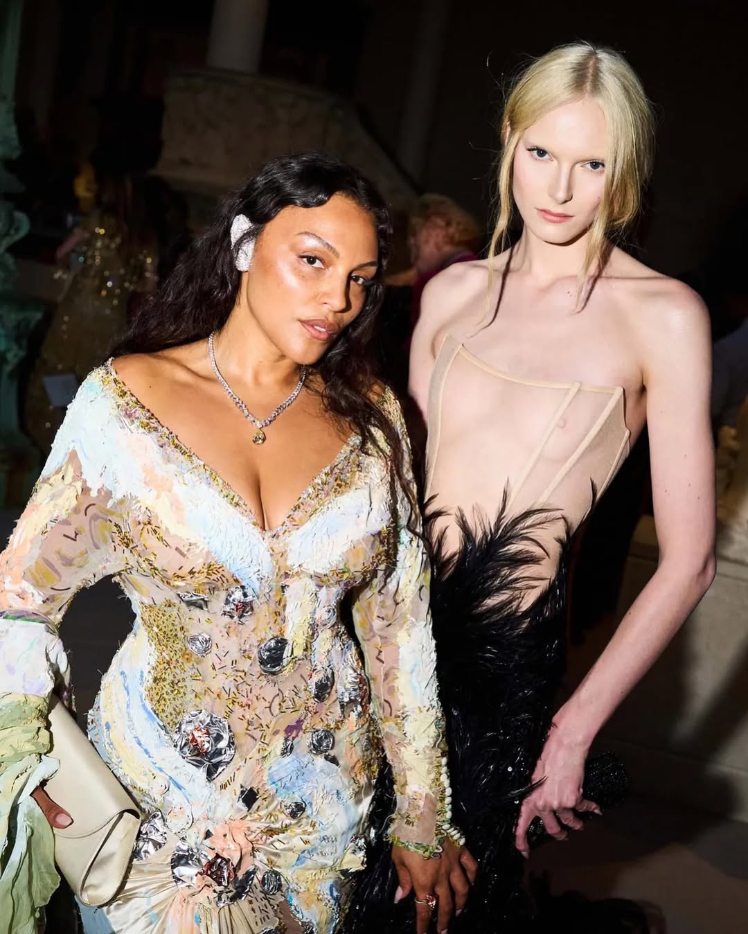 Paloma Elsesser & Alex Consani 2026 Met Gala：拼布油画裙 vs 透视羽毛装-街拍look