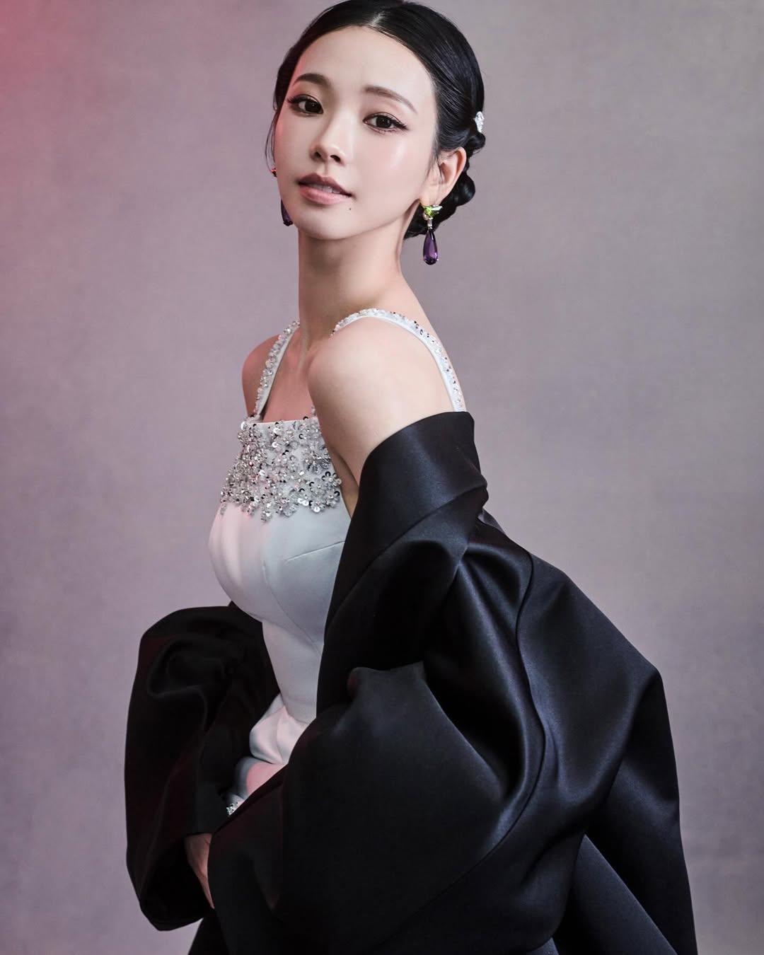 Prada白色水晶珠绣高定礼服配黑色缎面披肩，绿紫宝石耳环红毯造型