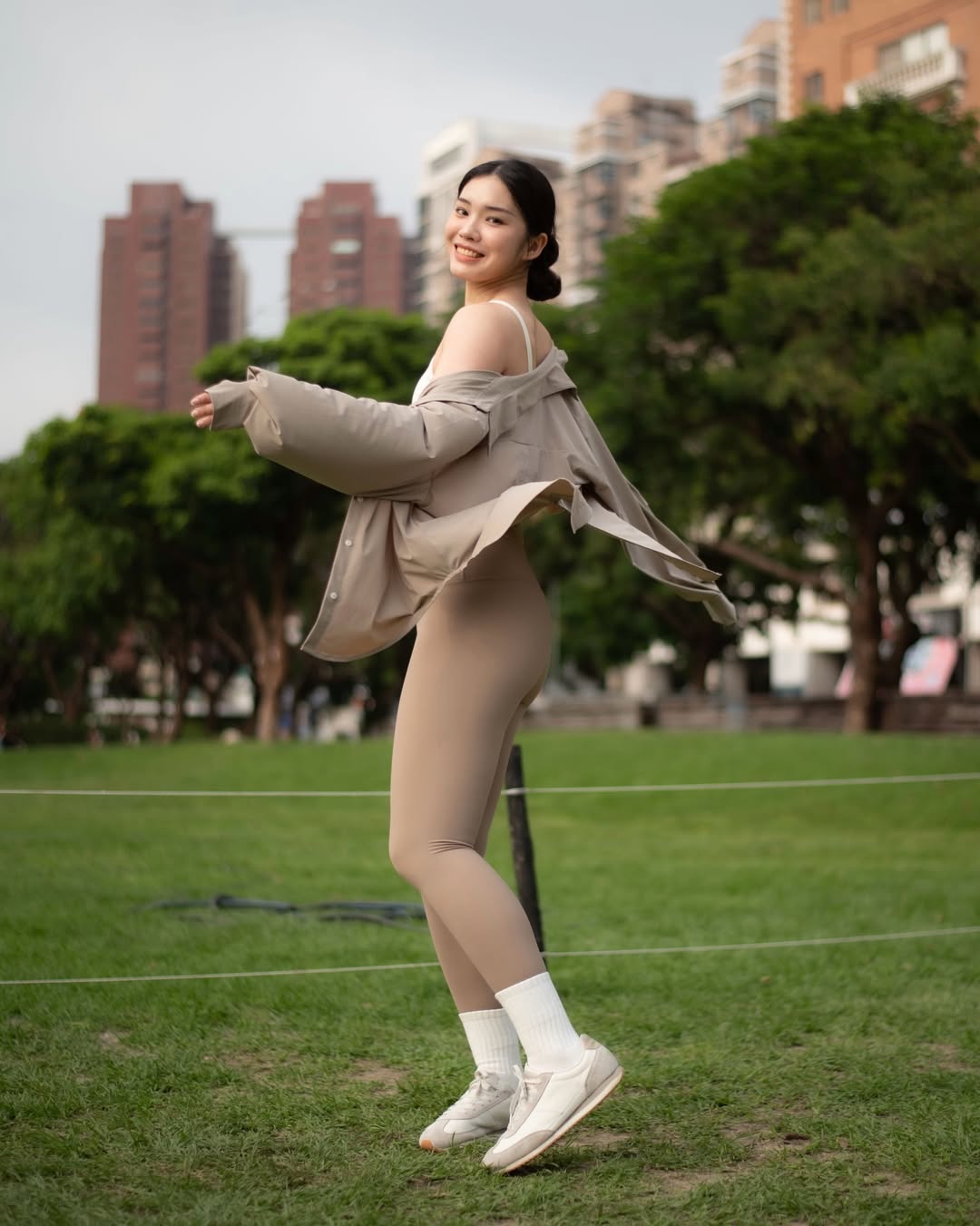 XWD白色运动内衣叠穿米色衬衫配leggings，运动休闲风活力穿搭-街拍look