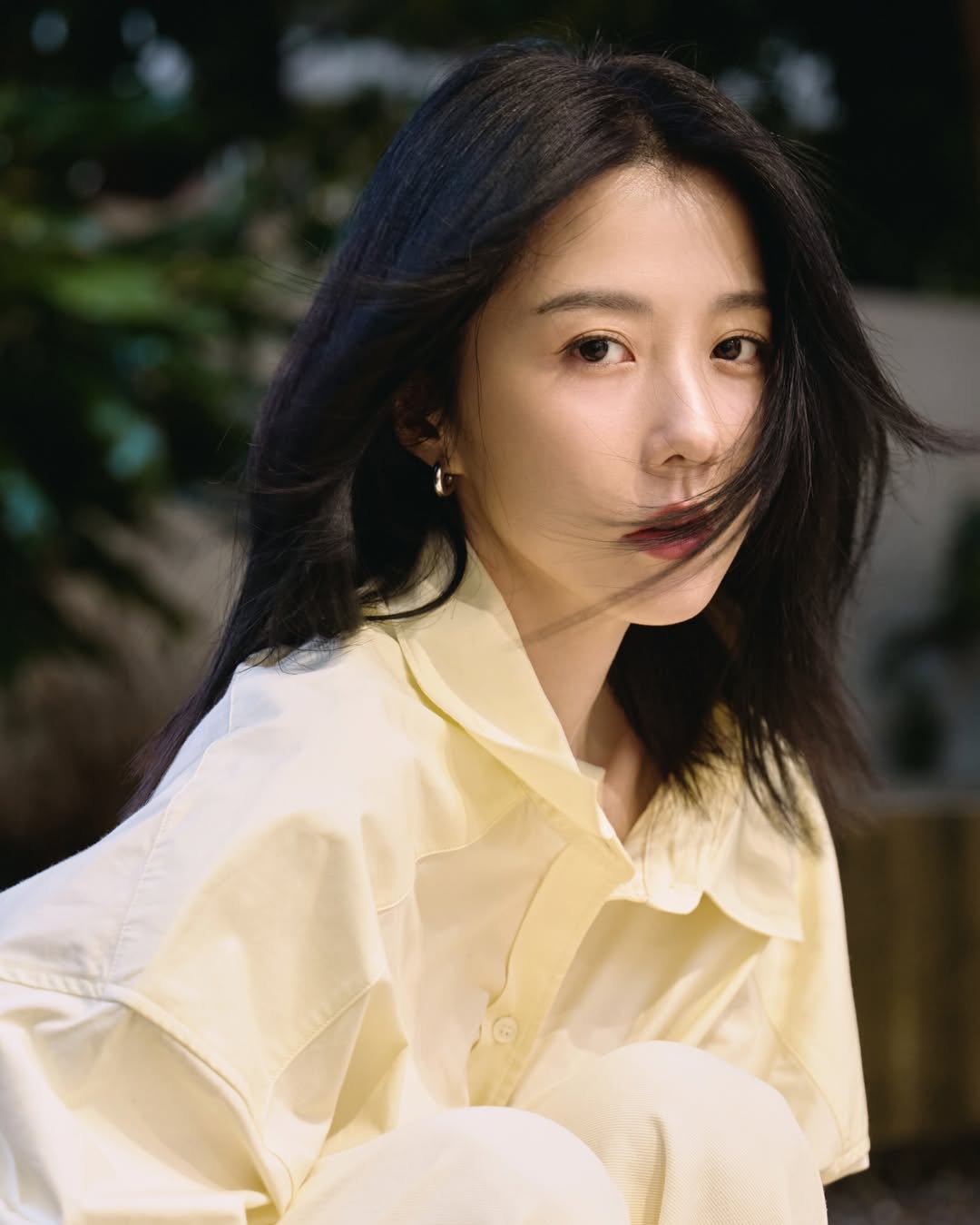 Ivy Shao淡黄短袖衬衫配浅色下装，金色小圈耳环极简温柔穿搭