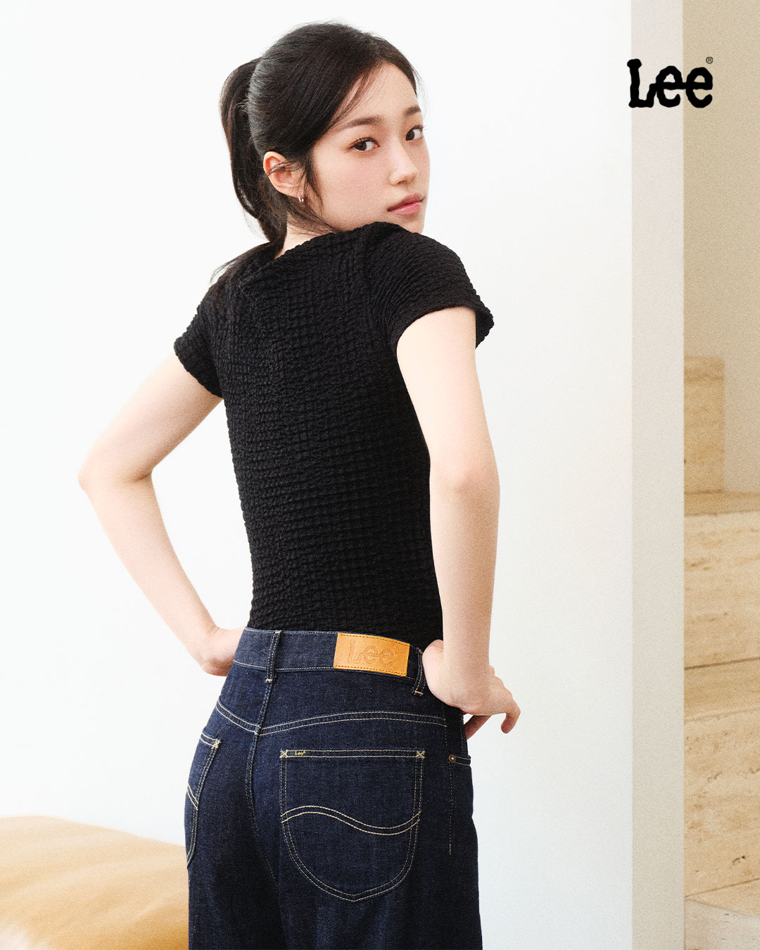 Lee Jeans KR黑色短袖上衣配深蓝色阔腿牛仔裤，经典丹宁复古穿搭-街拍look