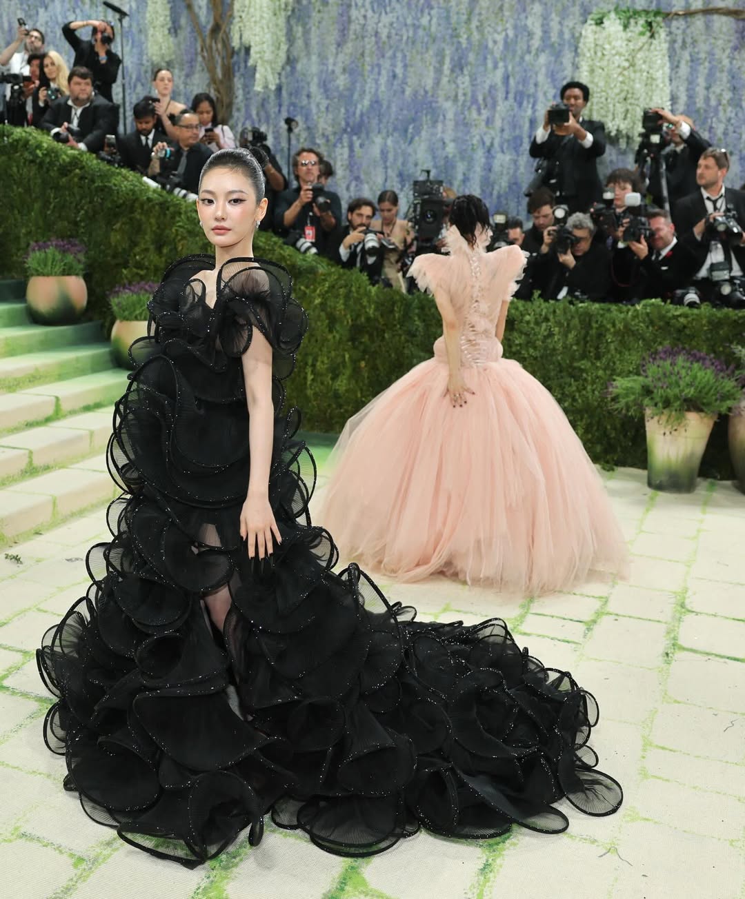 Vogue China黑色层叠薄纱雕塑礼服，前卫暗黑高定红毯造型