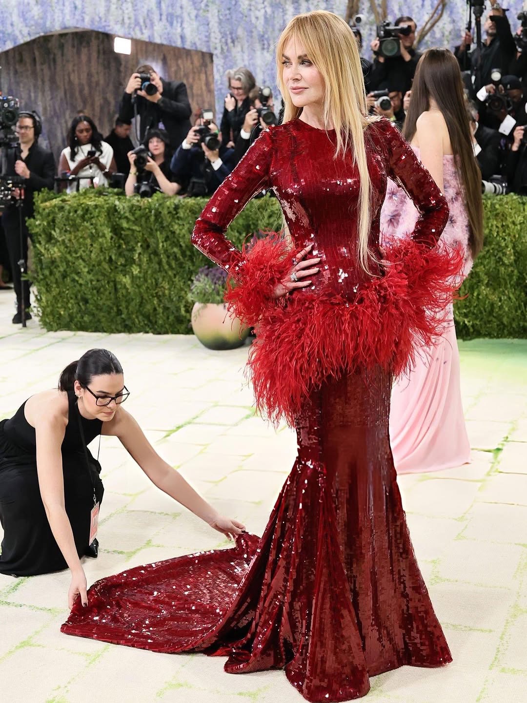 La Arepa Magazine酒红色亮片羽毛礼服，Old Hollywood Glamour红毯造型