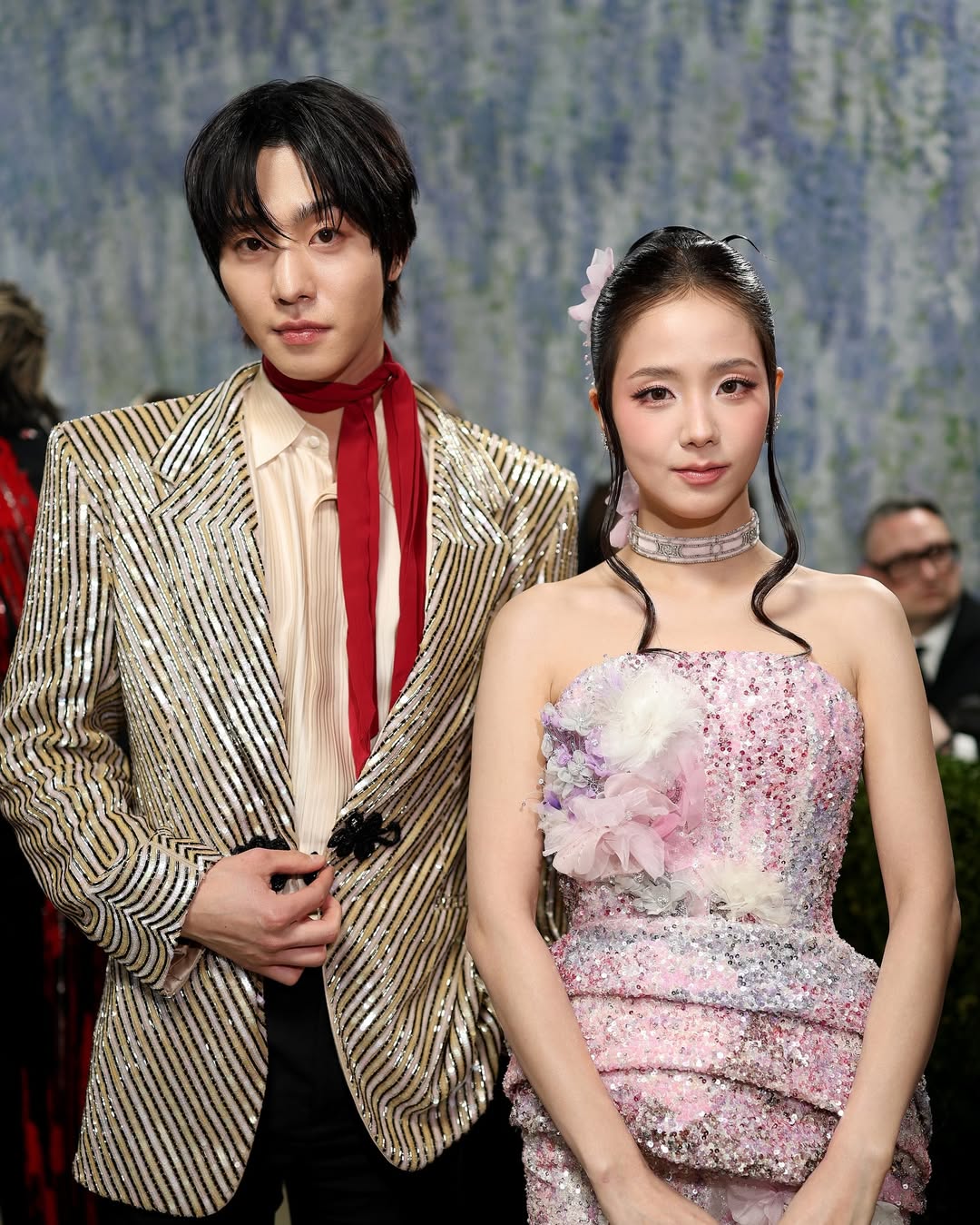 朴宝剑金银条纹西装配红围巾，Jisoo粉银花簇礼服，韩式浪漫双人造型